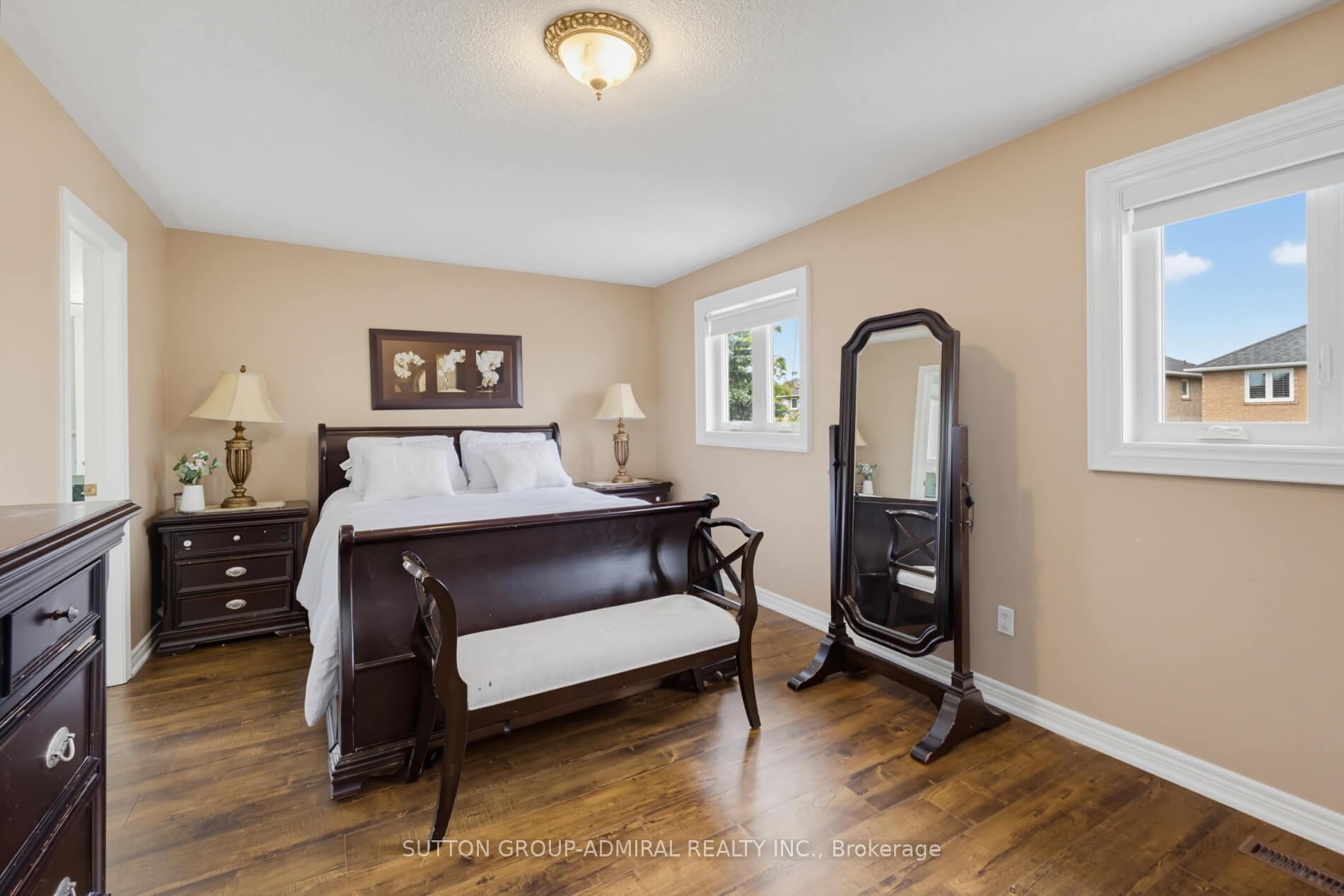 Photo 17 of 27 Pine Hollow Crescent, Vaughan, Maple — HOMEH