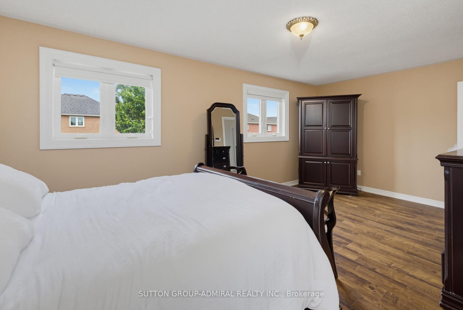 Photo 18 of 27 Pine Hollow Crescent, Vaughan, Maple — HOMEH