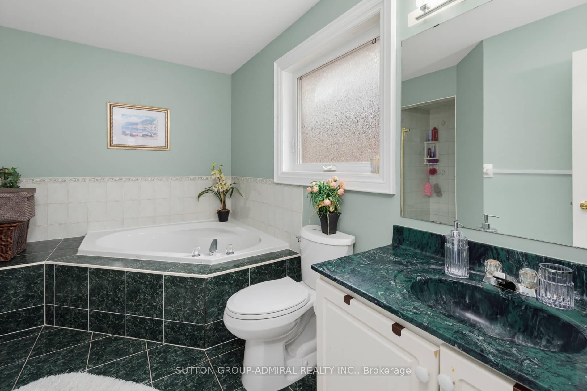 Photo 19 of 27 Pine Hollow Crescent, Vaughan, Maple — HOMEH
