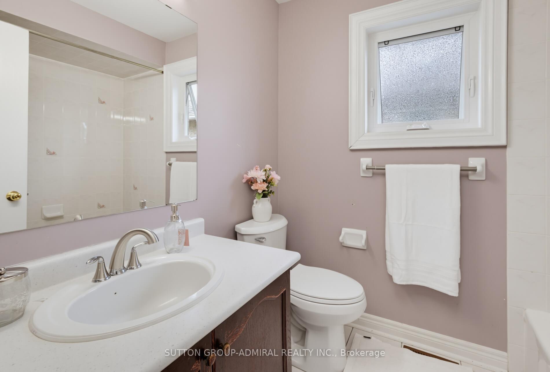 Photo 22 of 27 Pine Hollow Crescent, Vaughan, Maple — HOMEH