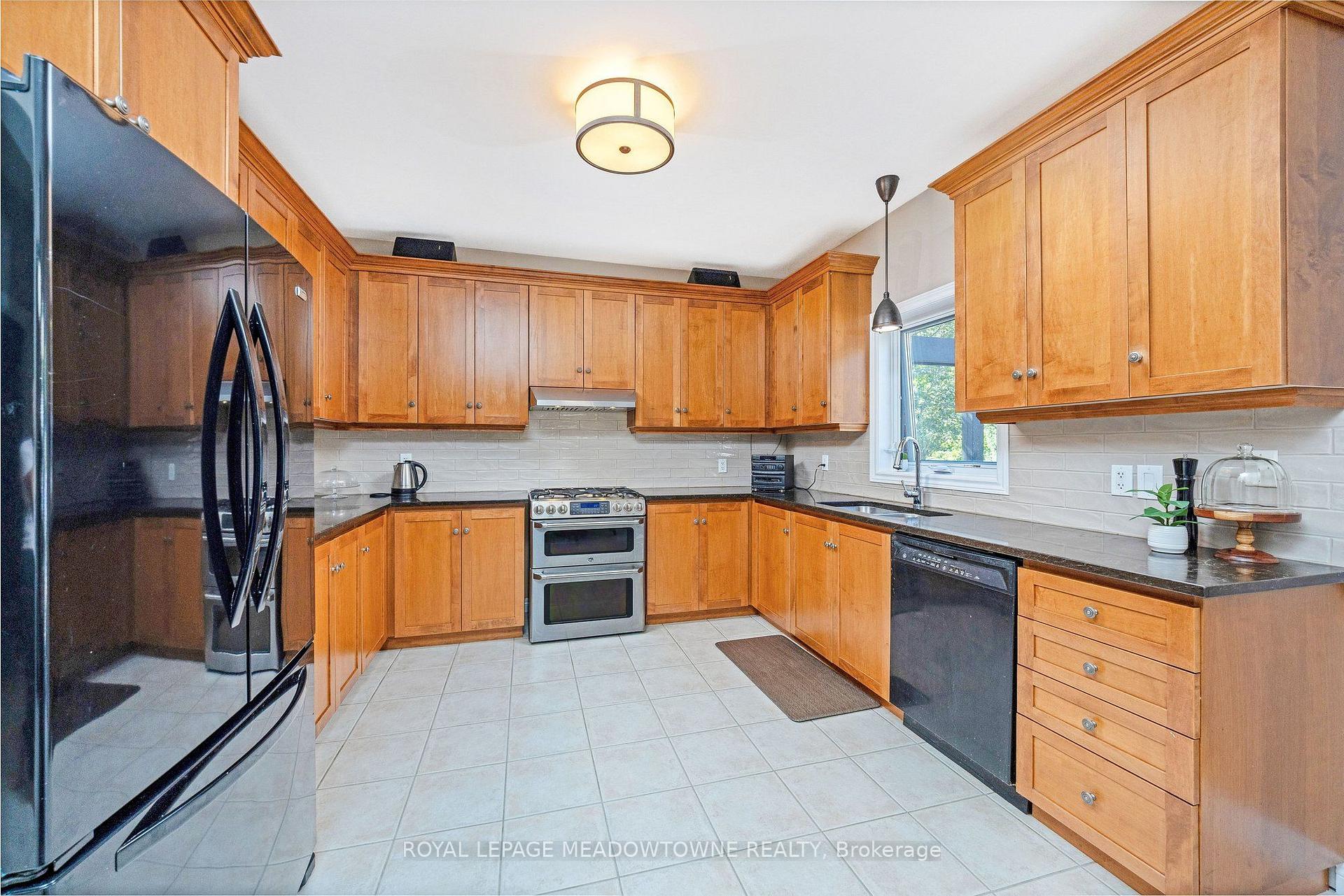 Photo 23 of 25 Salmon Way, Halton Hills, Acton — HOMEH