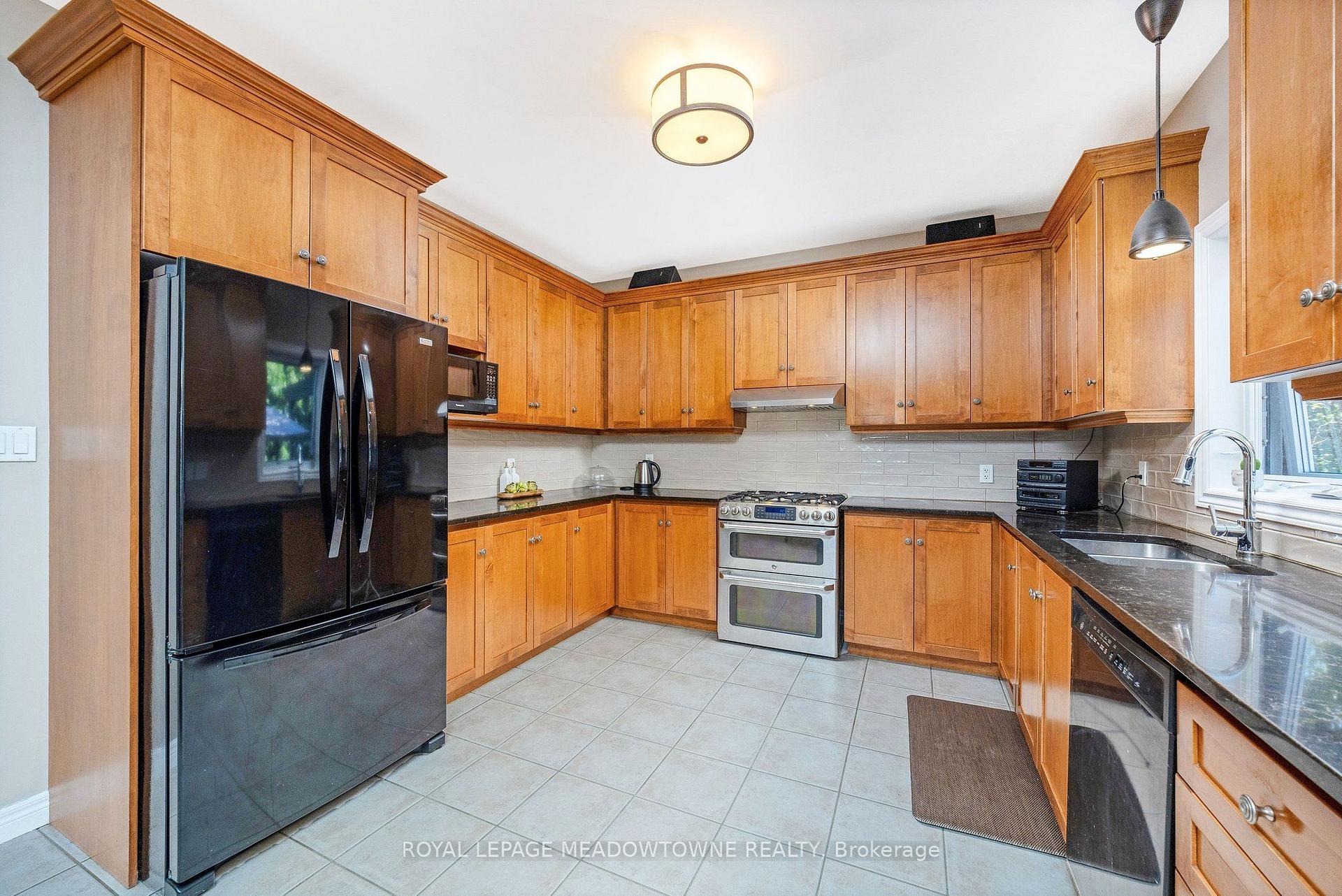 Photo 24 of 25 Salmon Way, Halton Hills, Acton — HOMEH