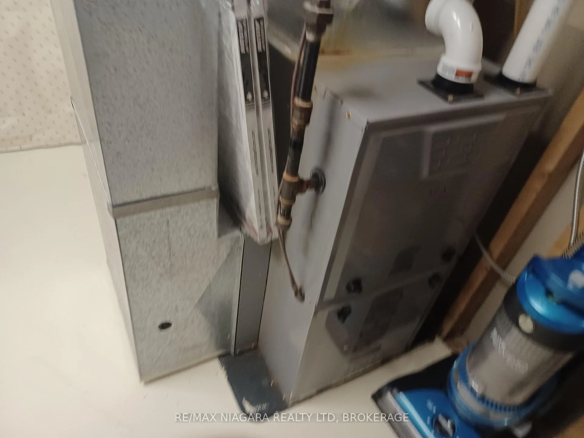 Photo 12 of 8008 Grossi Court, Niagara Falls, Mt. Carmel — HOMEH