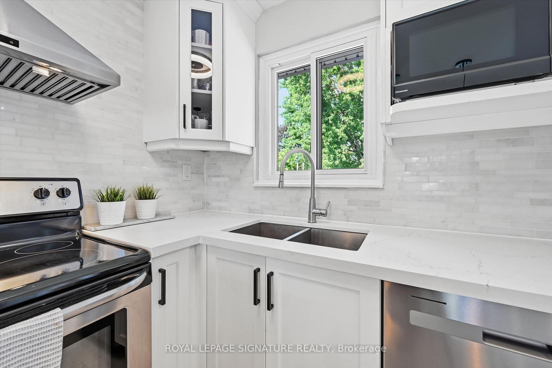 Photo 7 of 1333 Woodvale Place, Burlington, Palmer — HOMEH