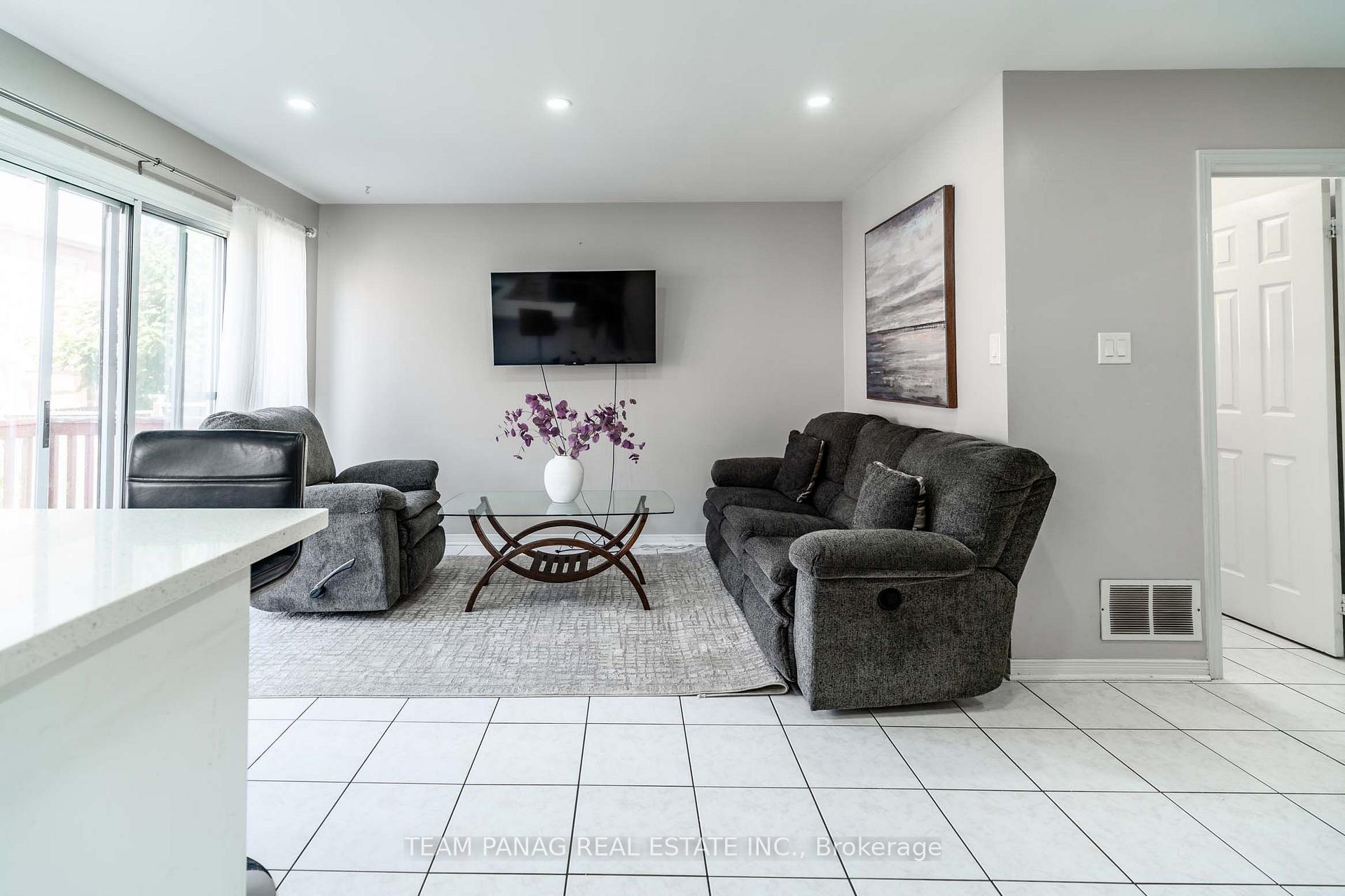 Photo 10 of 82 Starhill Crescent, Brampton, Sandringham-Wellington — HOMEH