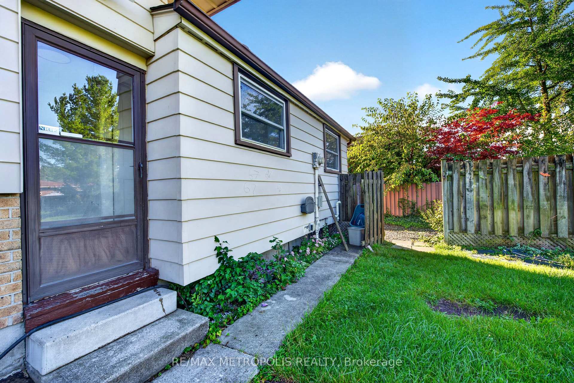 Photo 37 of 338 Millbank Drive, London, South S — HOMEH