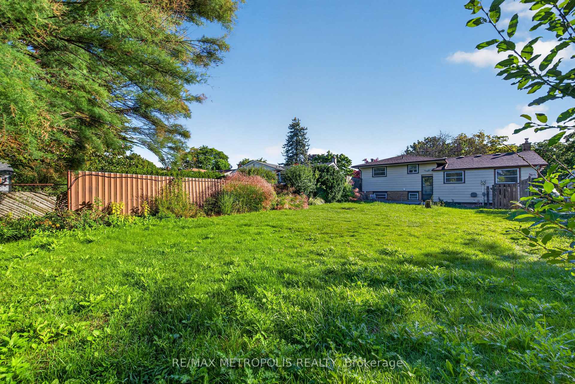 Photo 43 of 338 Millbank Drive, London, South S — HOMEH