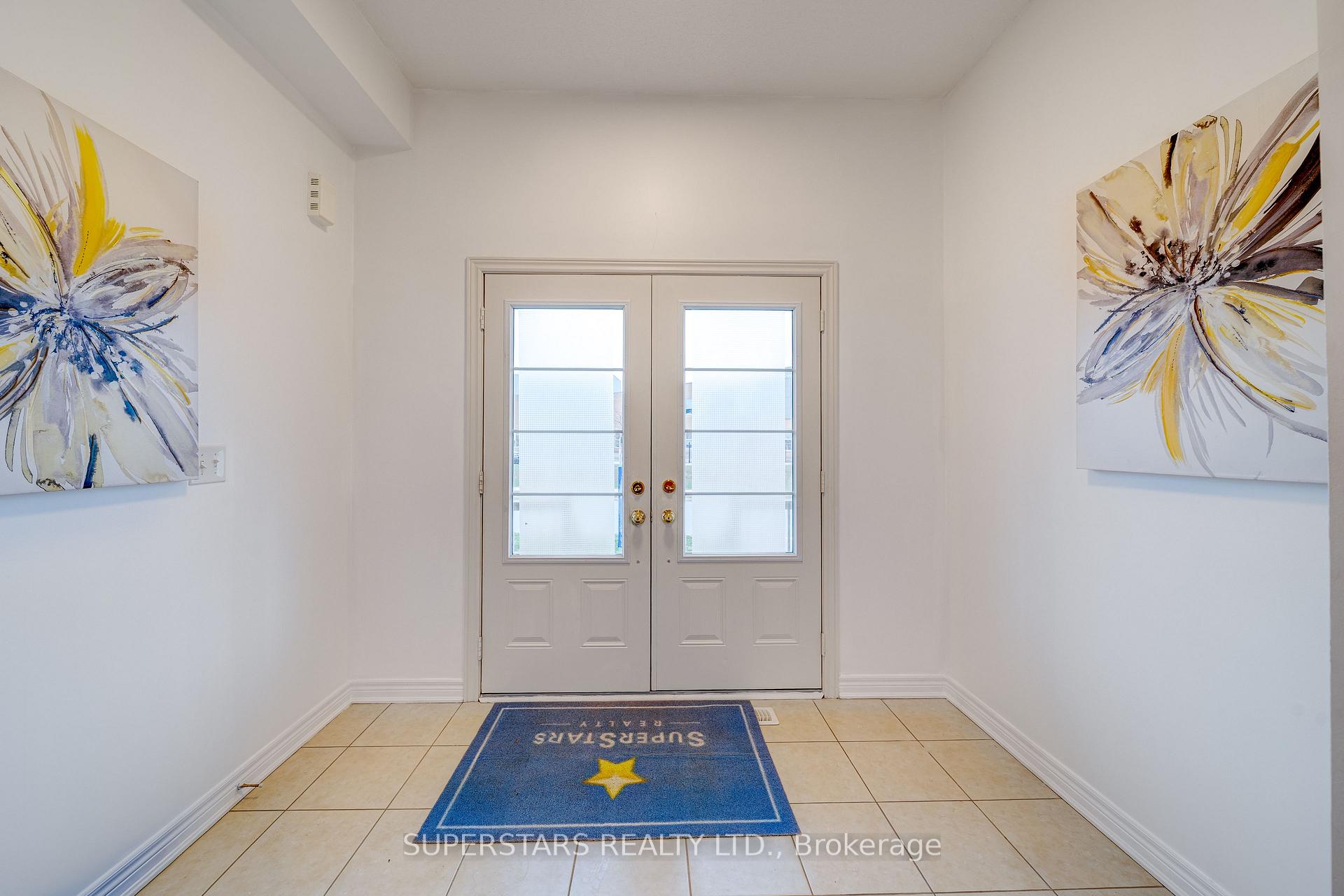 Photo 2 of 8 Kavanagh Avenue, East Gwillimbury, Sharon — HOMEH