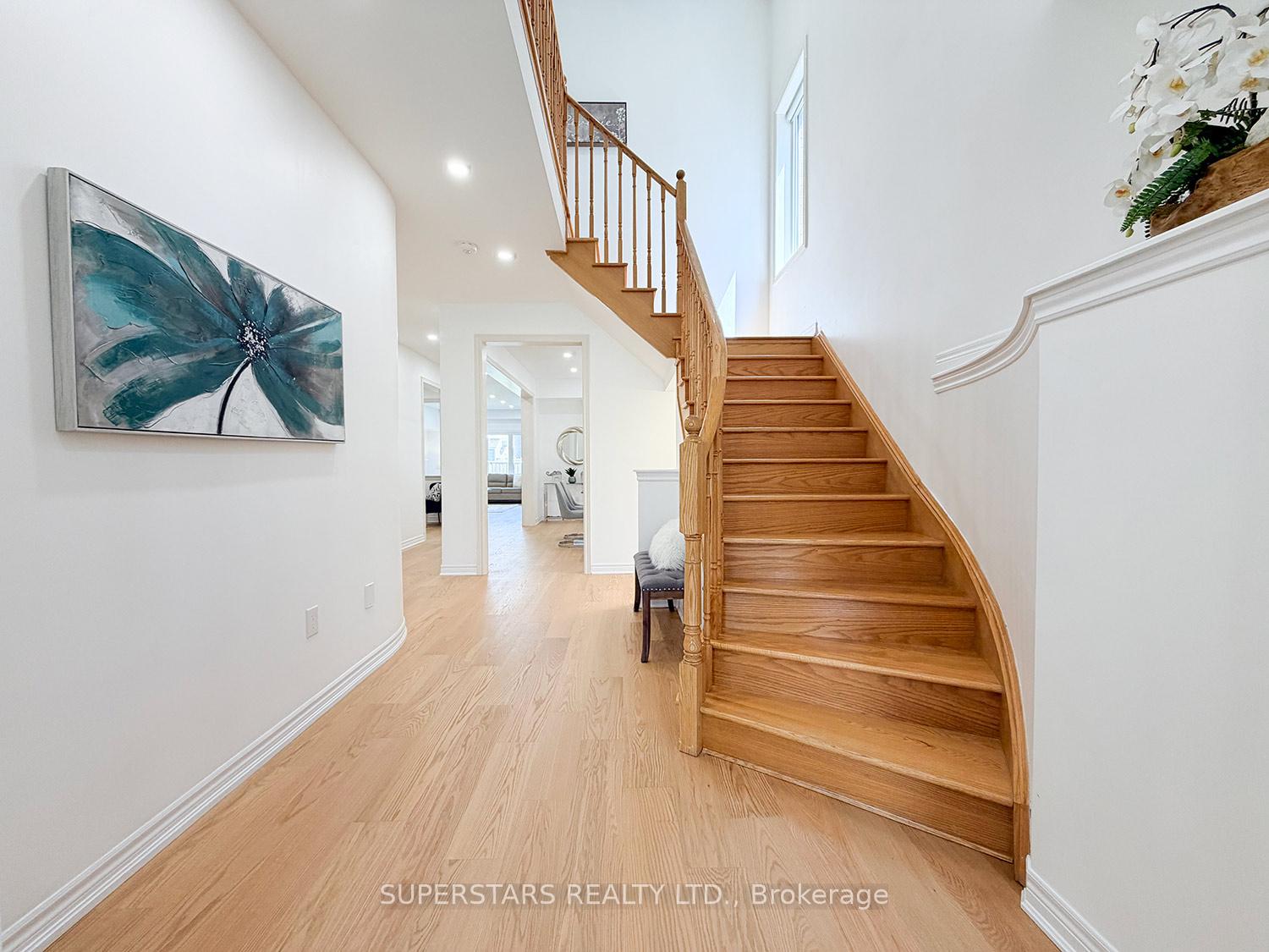 Photo 3 of 8 Kavanagh Avenue, East Gwillimbury, Sharon — HOMEH