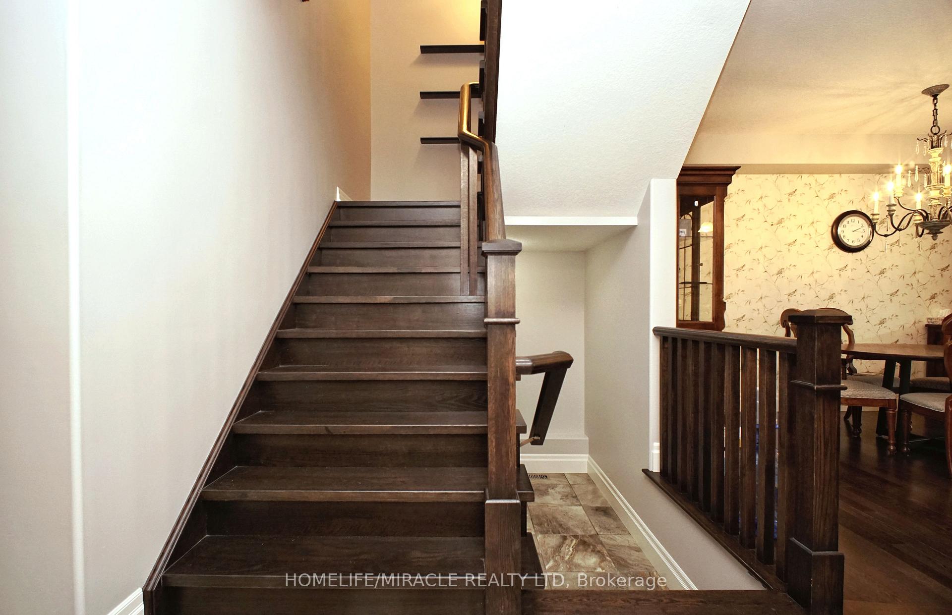 Photo 3 of 160 Oak Park Drive, Waterloo, Eastbridge — HOMEH