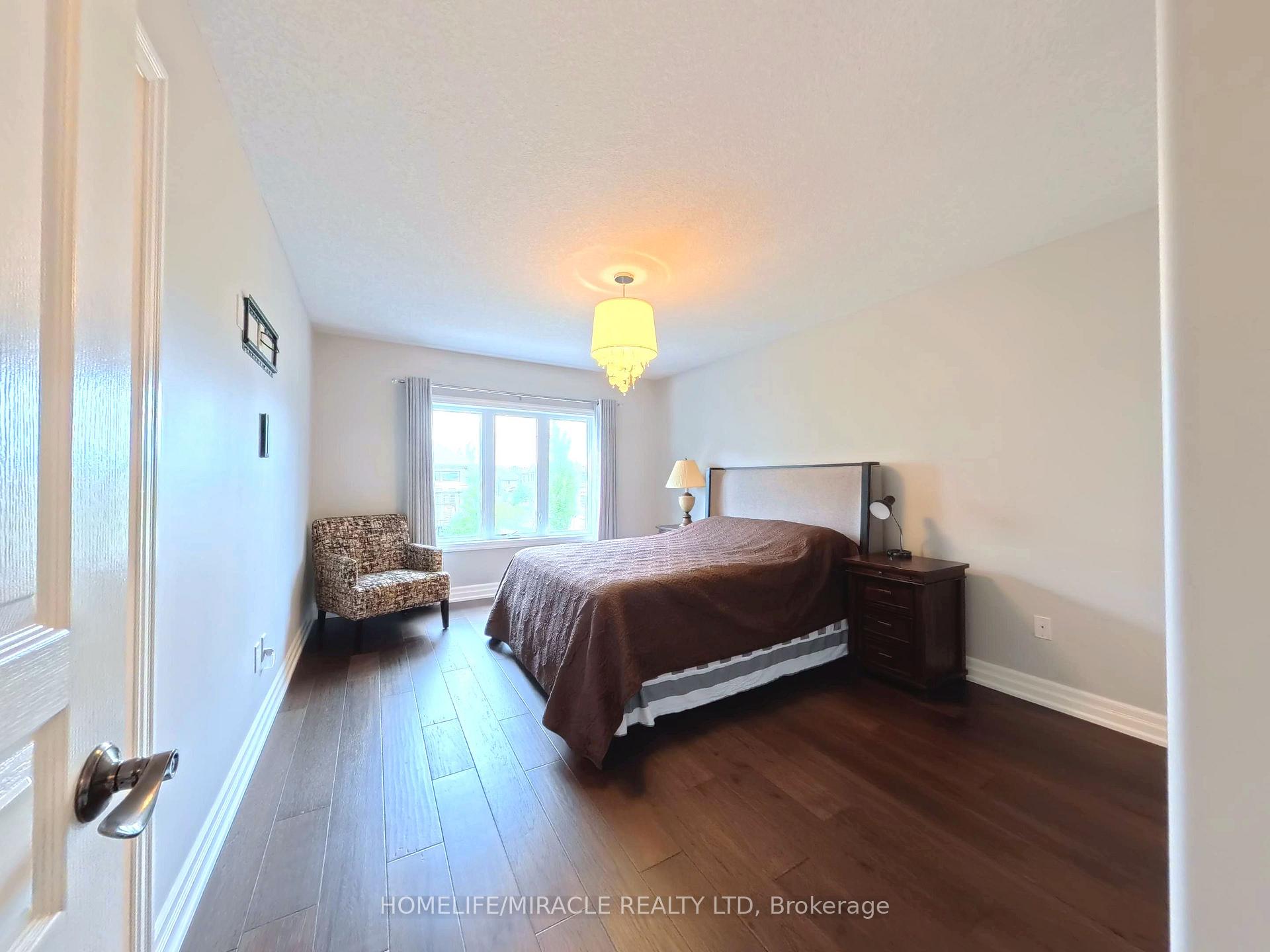 Photo 18 of 160 Oak Park Drive, Waterloo, Eastbridge — HOMEH