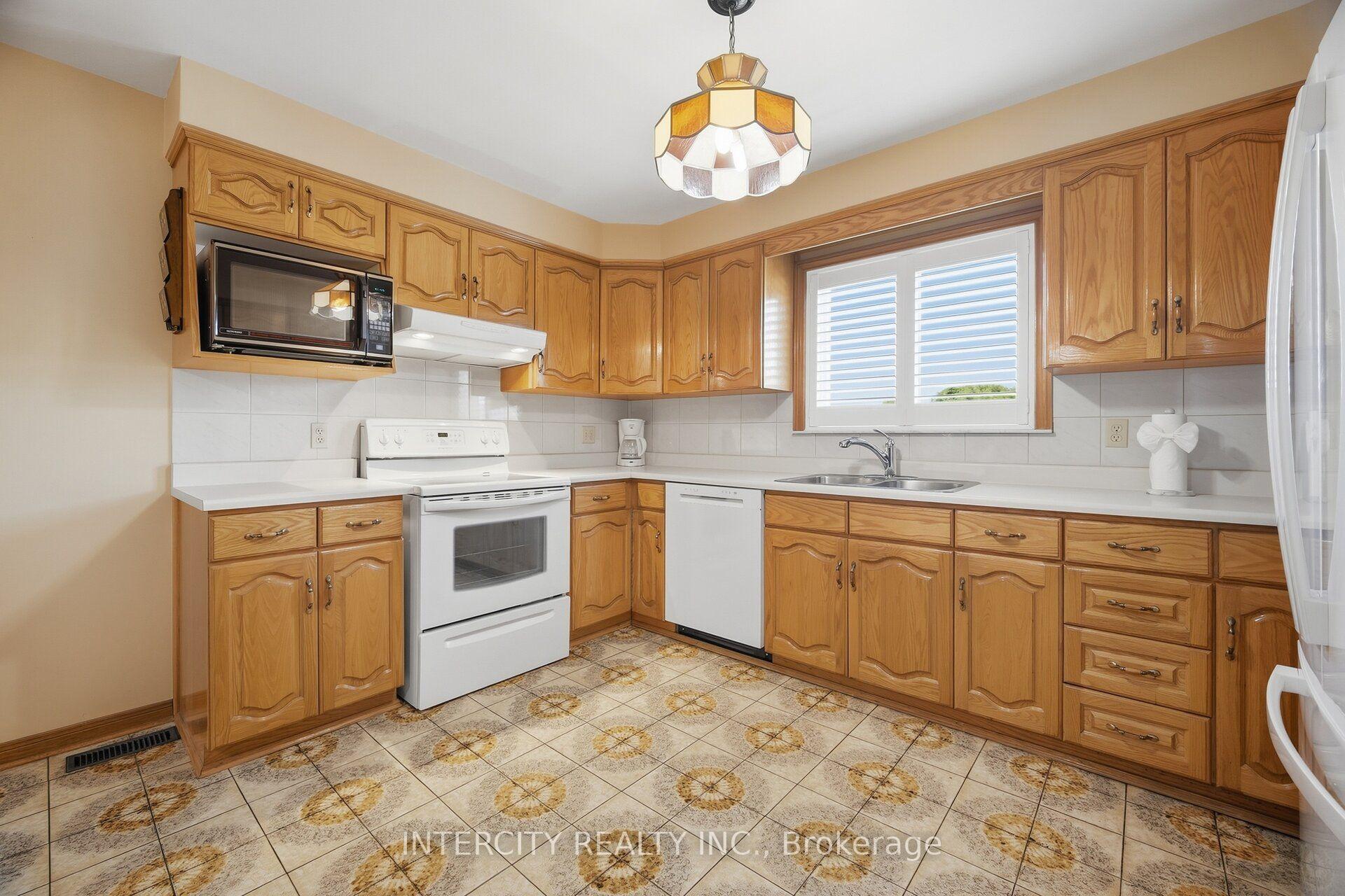 Photo 10 of 146 Jules Avenue, Vaughan, East Woodbridge — HOMEH