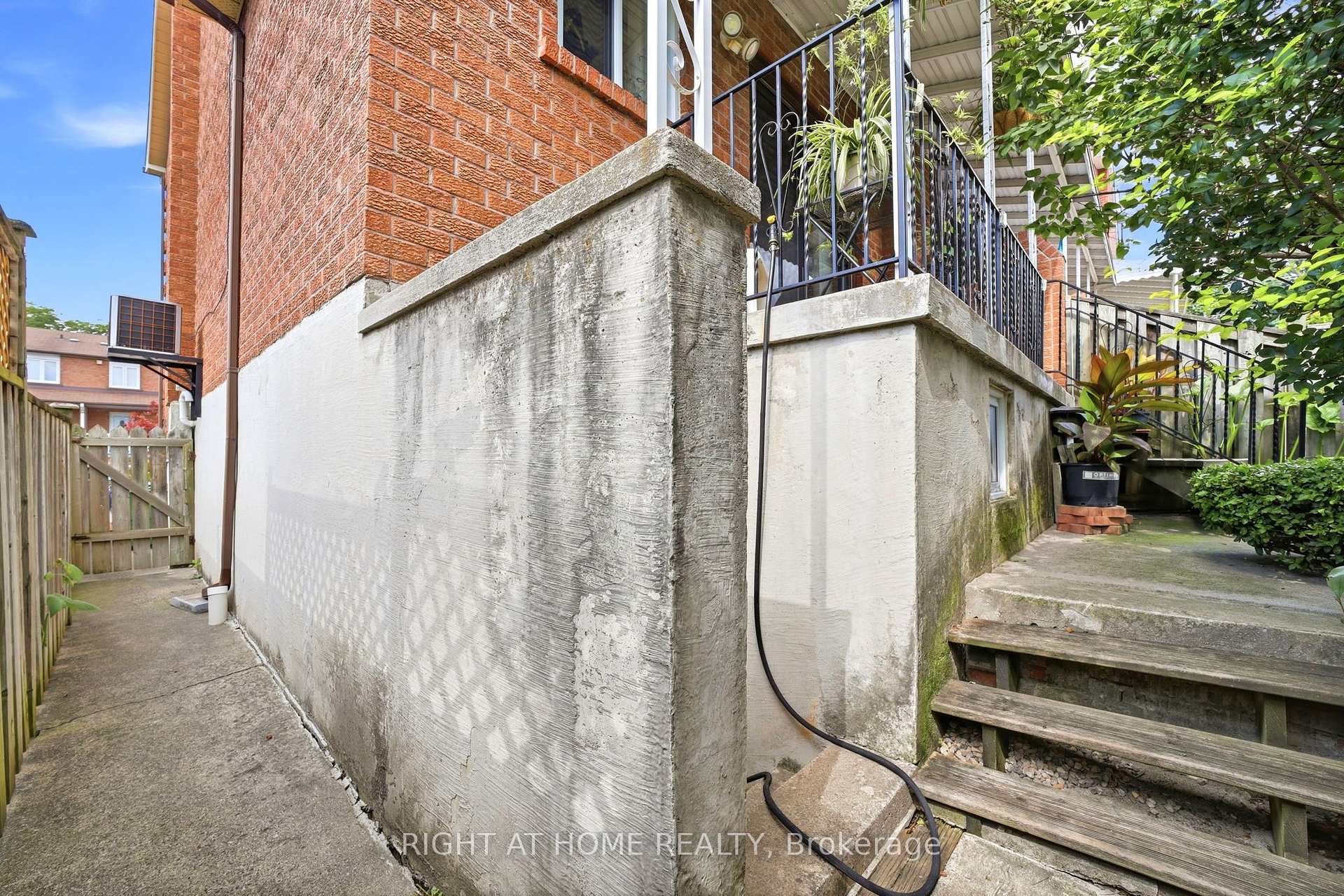 Photo 40 of 98 Beaver Terrace, Toronto, Dovercourt-Wallace Emerson-Junction — HOMEH