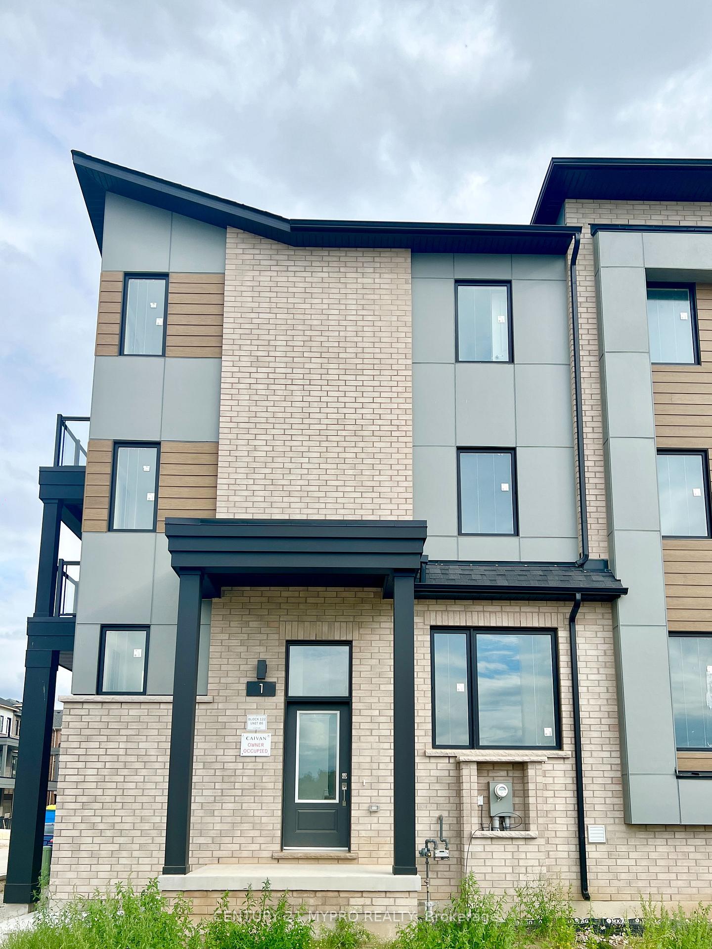 Photo 2 of 1 Thornbird Crescent, Brampton, Northwest Brampton — HOMEH