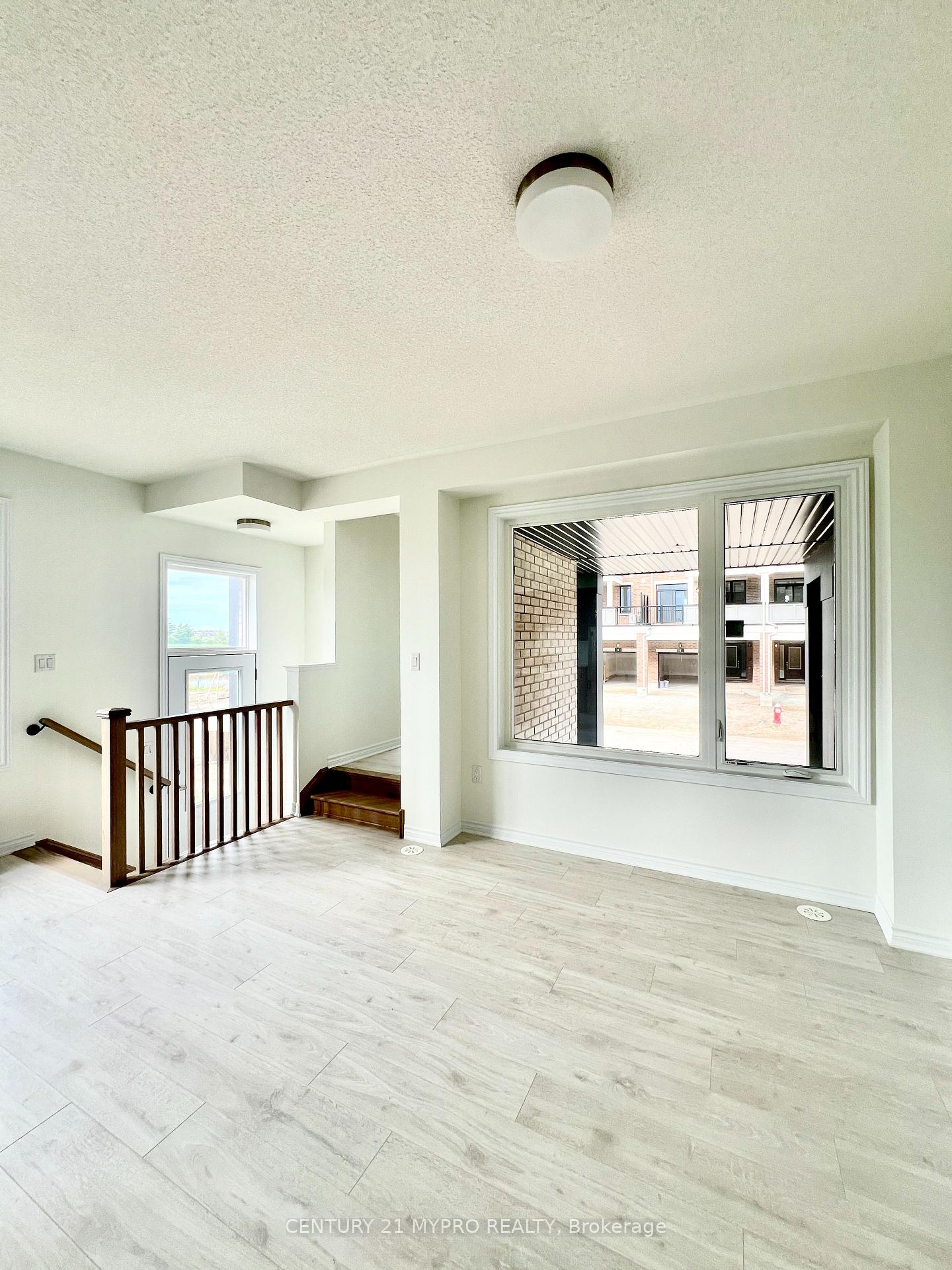 Photo 4 of 1 Thornbird Crescent, Brampton, Northwest Brampton — HOMEH