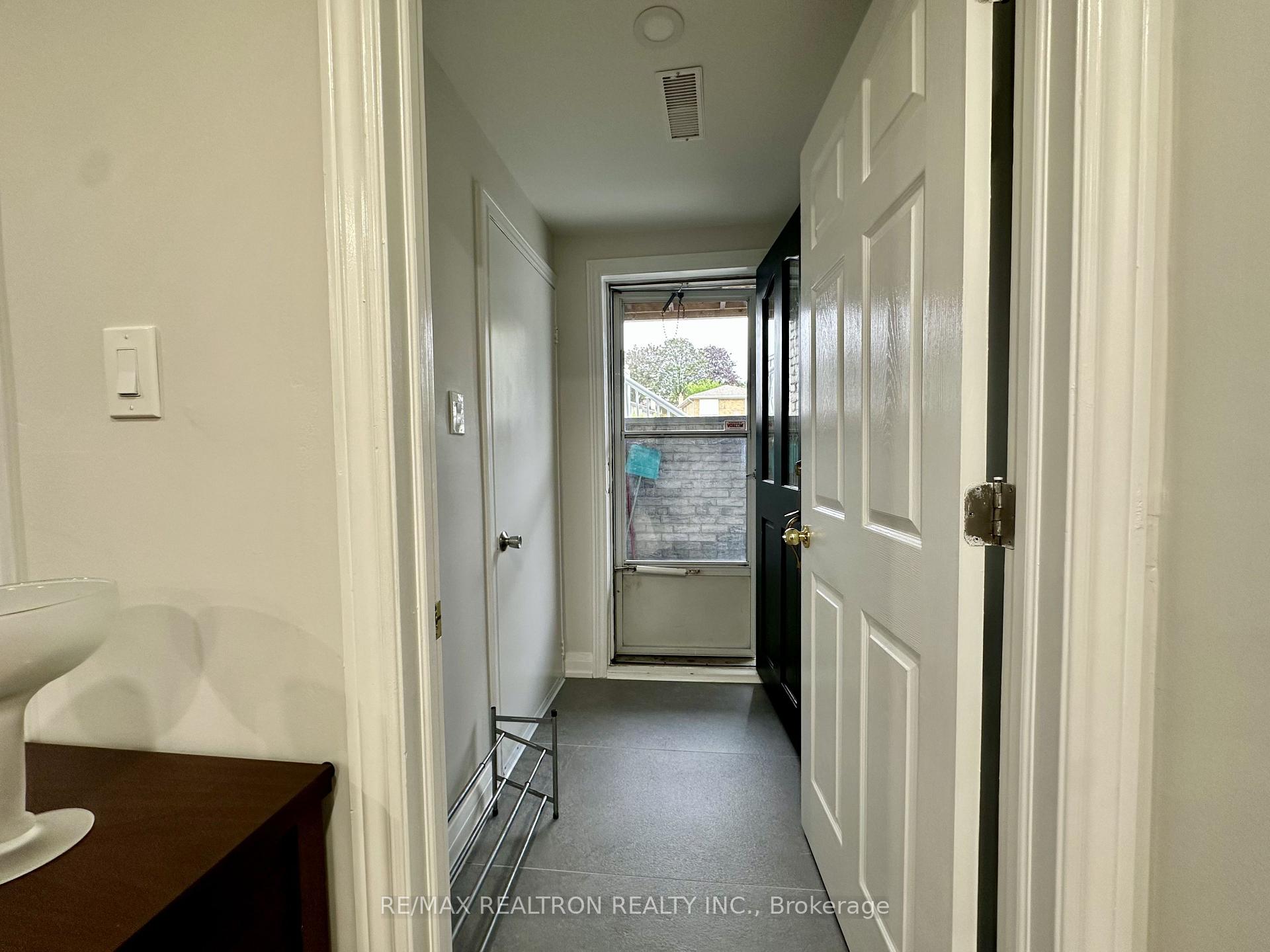 Photo 2 of 237 Shawnee Circle, North York, Pleasant View — HOMEH