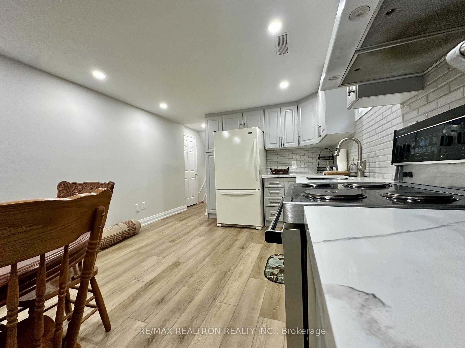 Photo 3 of 237 Shawnee Circle, North York, Pleasant View — HOMEH