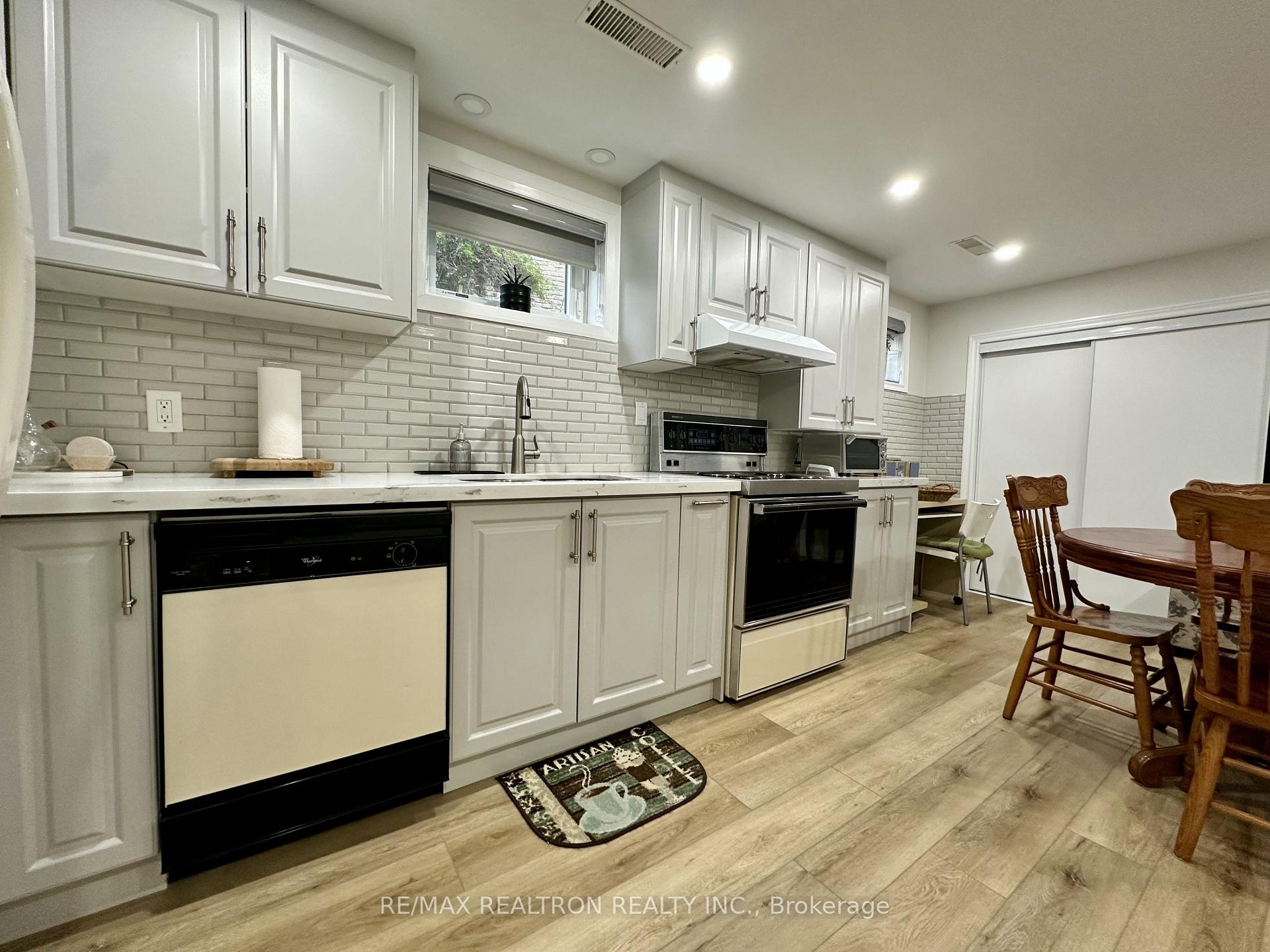 Photo 4 of 237 Shawnee Circle, North York, Pleasant View — HOMEH