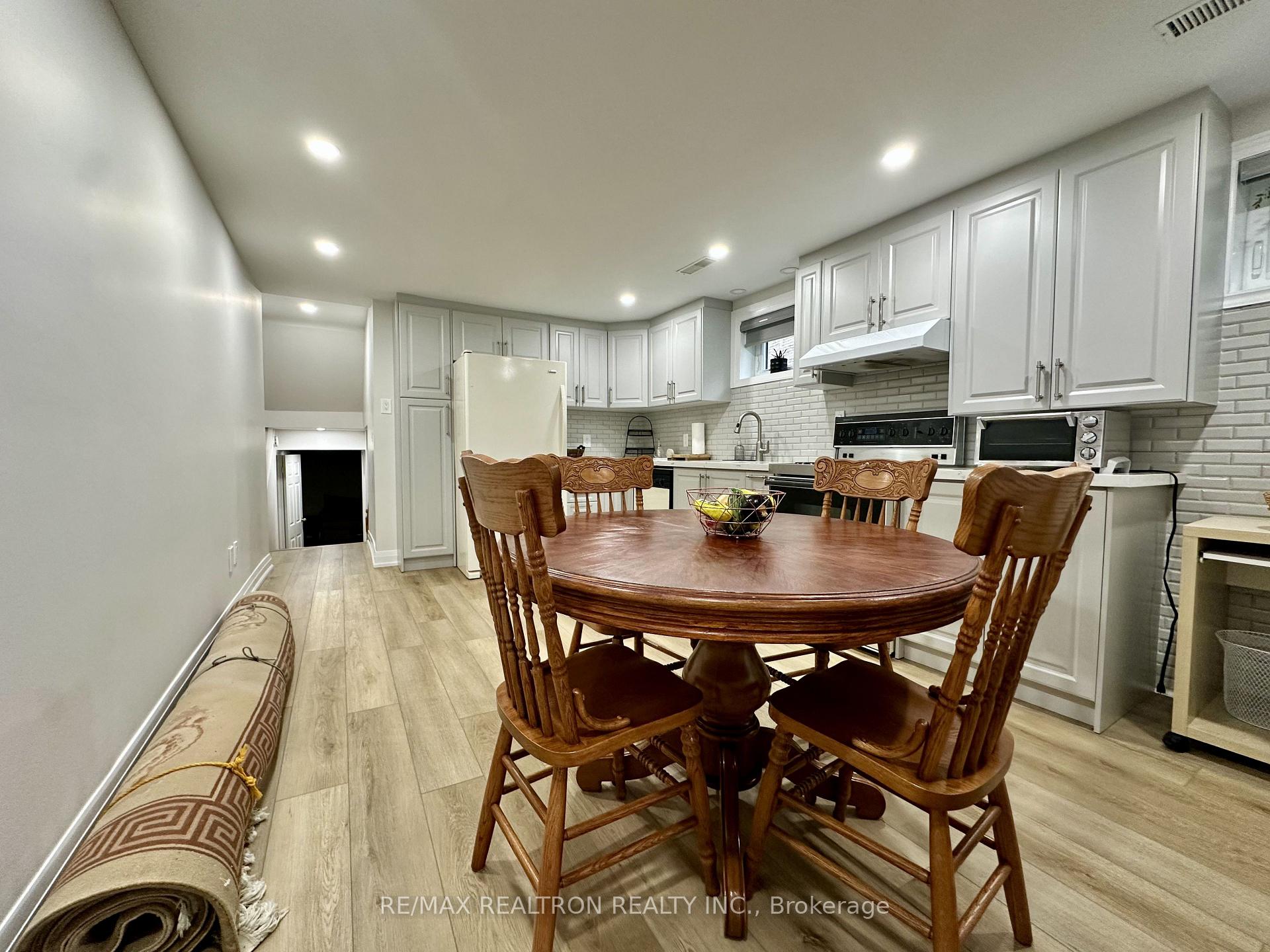 Photo 5 of 237 Shawnee Circle, North York, Pleasant View — HOMEH