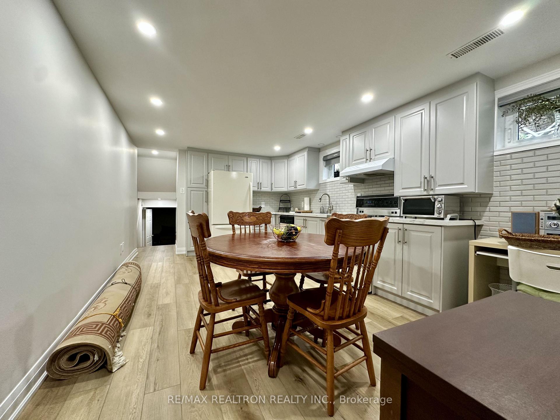 Photo 6 of 237 Shawnee Circle, North York, Pleasant View — HOMEH