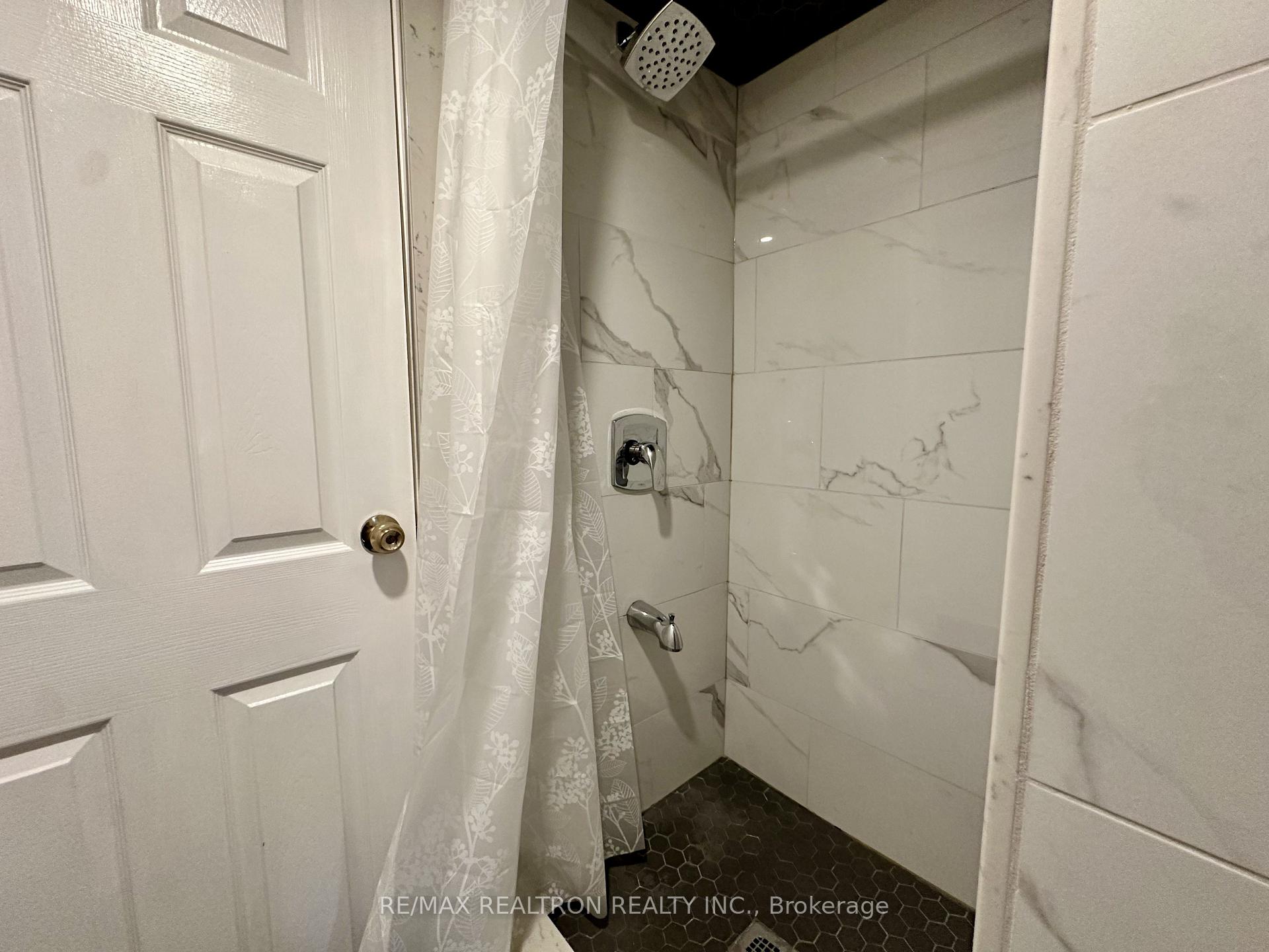 Photo 11 of 237 Shawnee Circle, North York, Pleasant View — HOMEH
