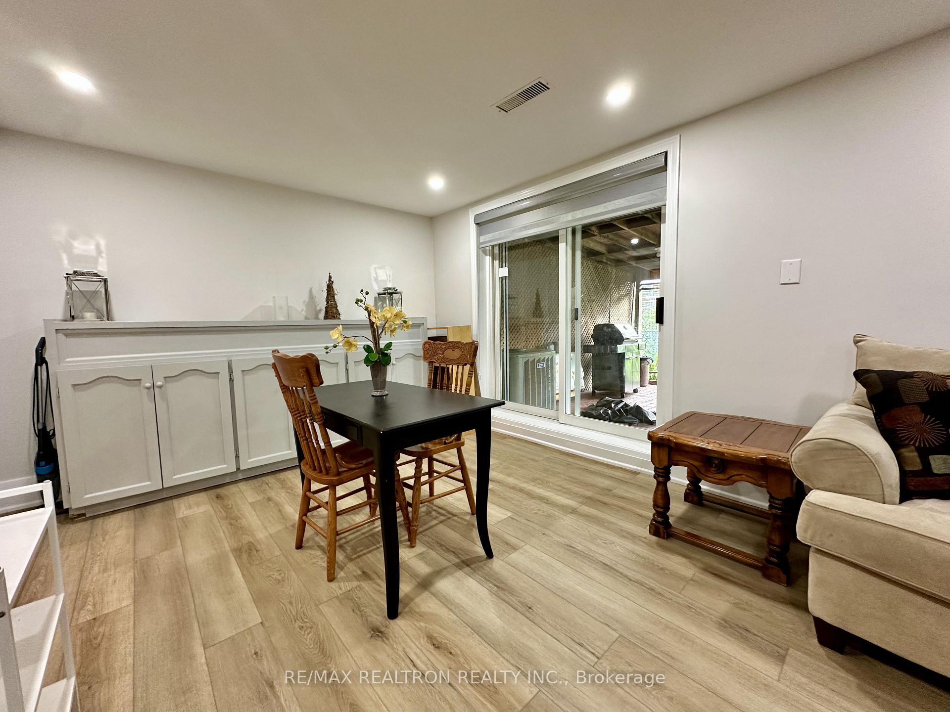 Photo 13 of 237 Shawnee Circle, North York, Pleasant View — HOMEH
