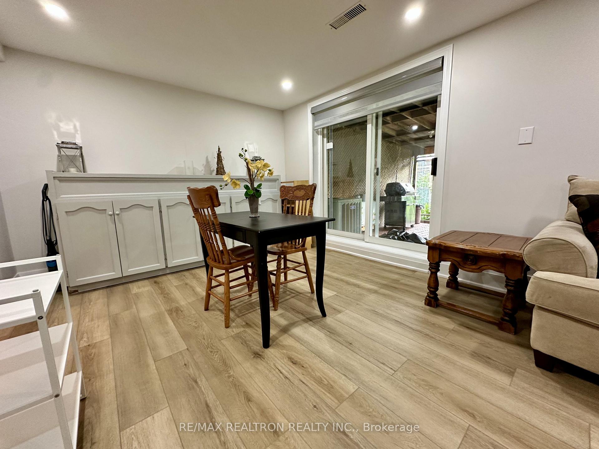 Photo 14 of 237 Shawnee Circle, North York, Pleasant View — HOMEH
