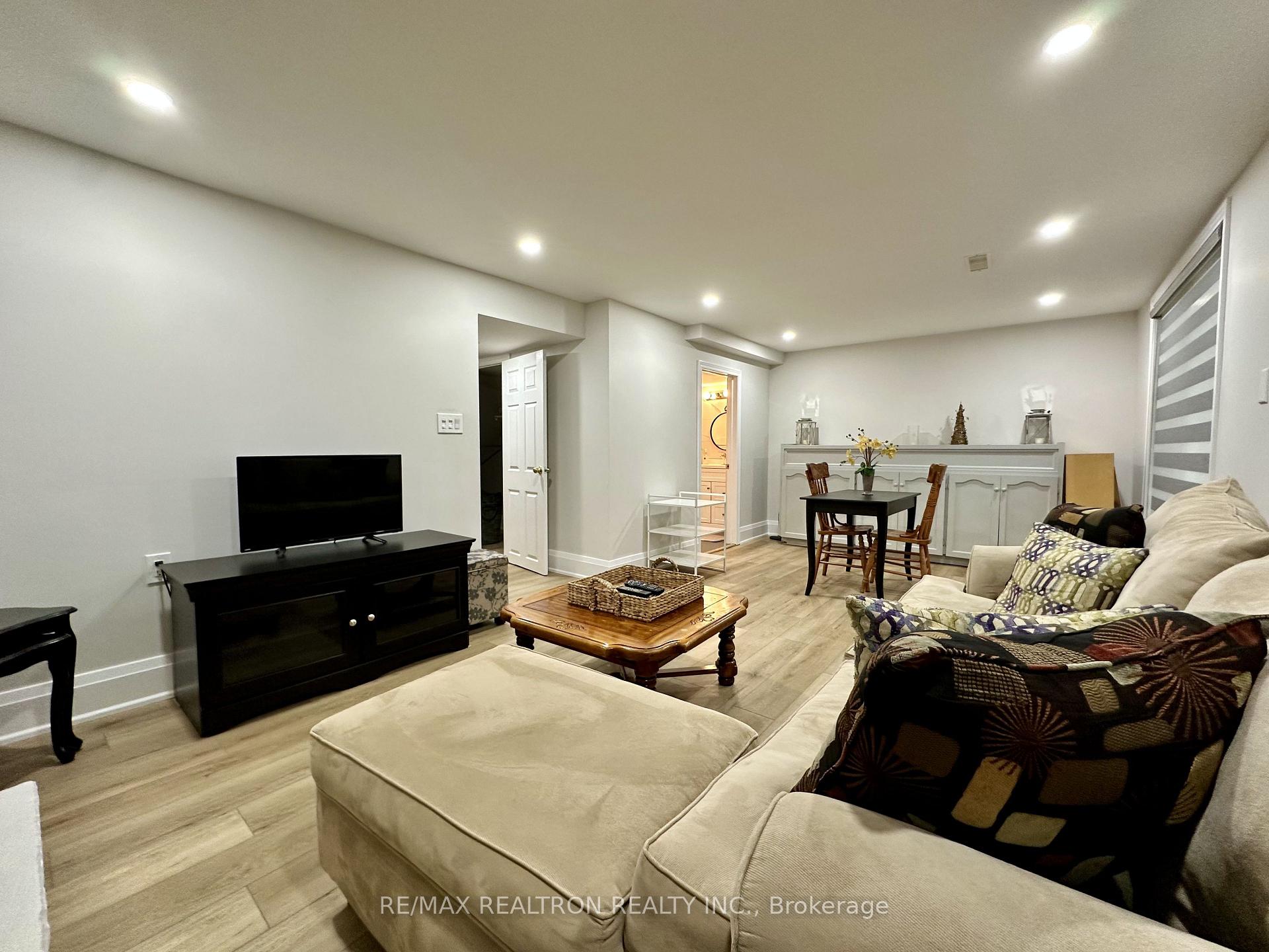 Photo 15 of 237 Shawnee Circle, North York, Pleasant View — HOMEH