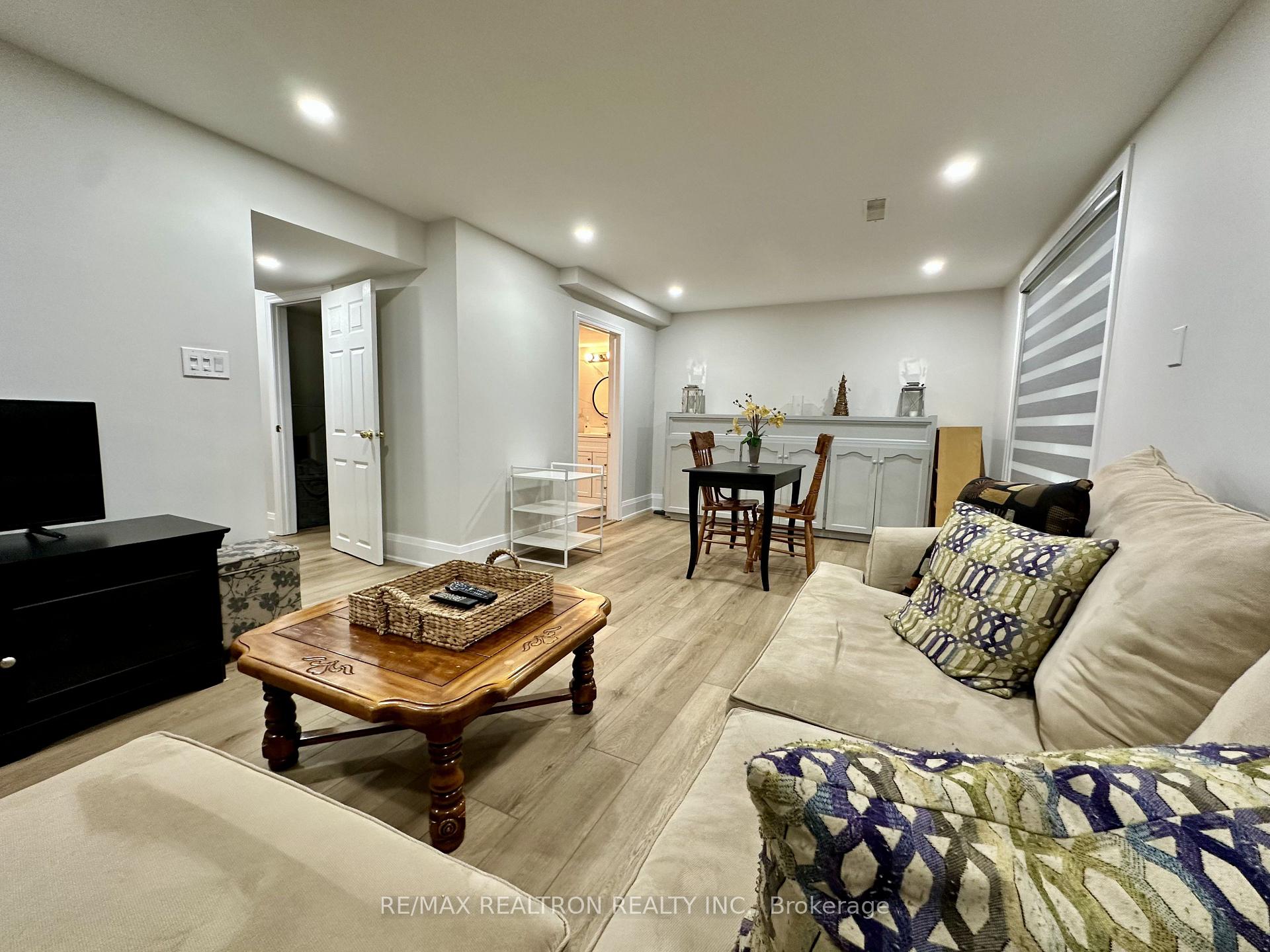 Photo 16 of 237 Shawnee Circle, North York, Pleasant View — HOMEH