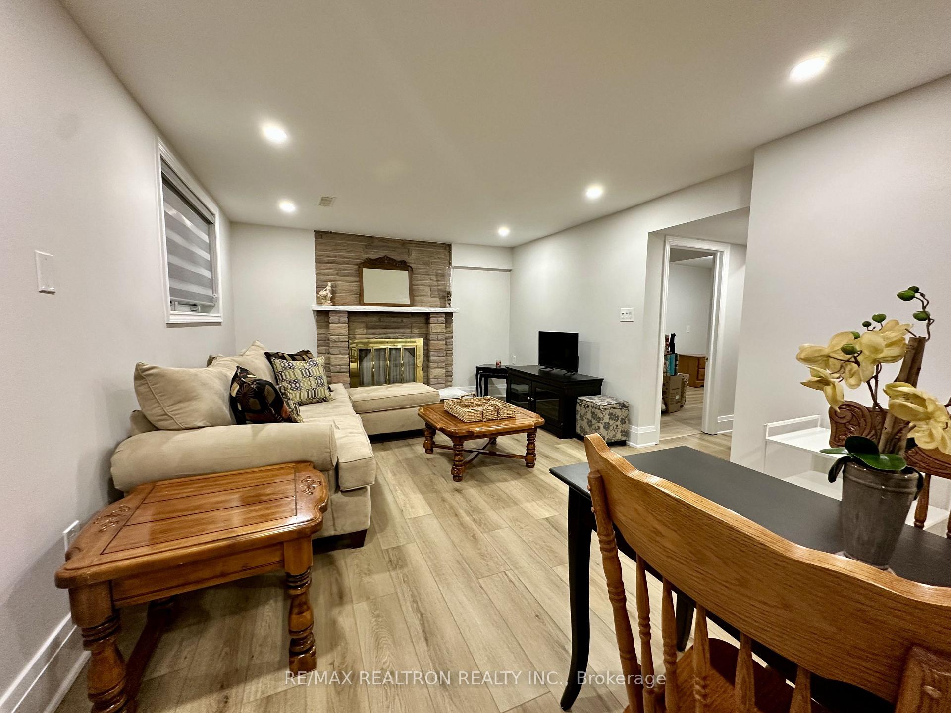 Photo 18 of 237 Shawnee Circle, North York, Pleasant View — HOMEH