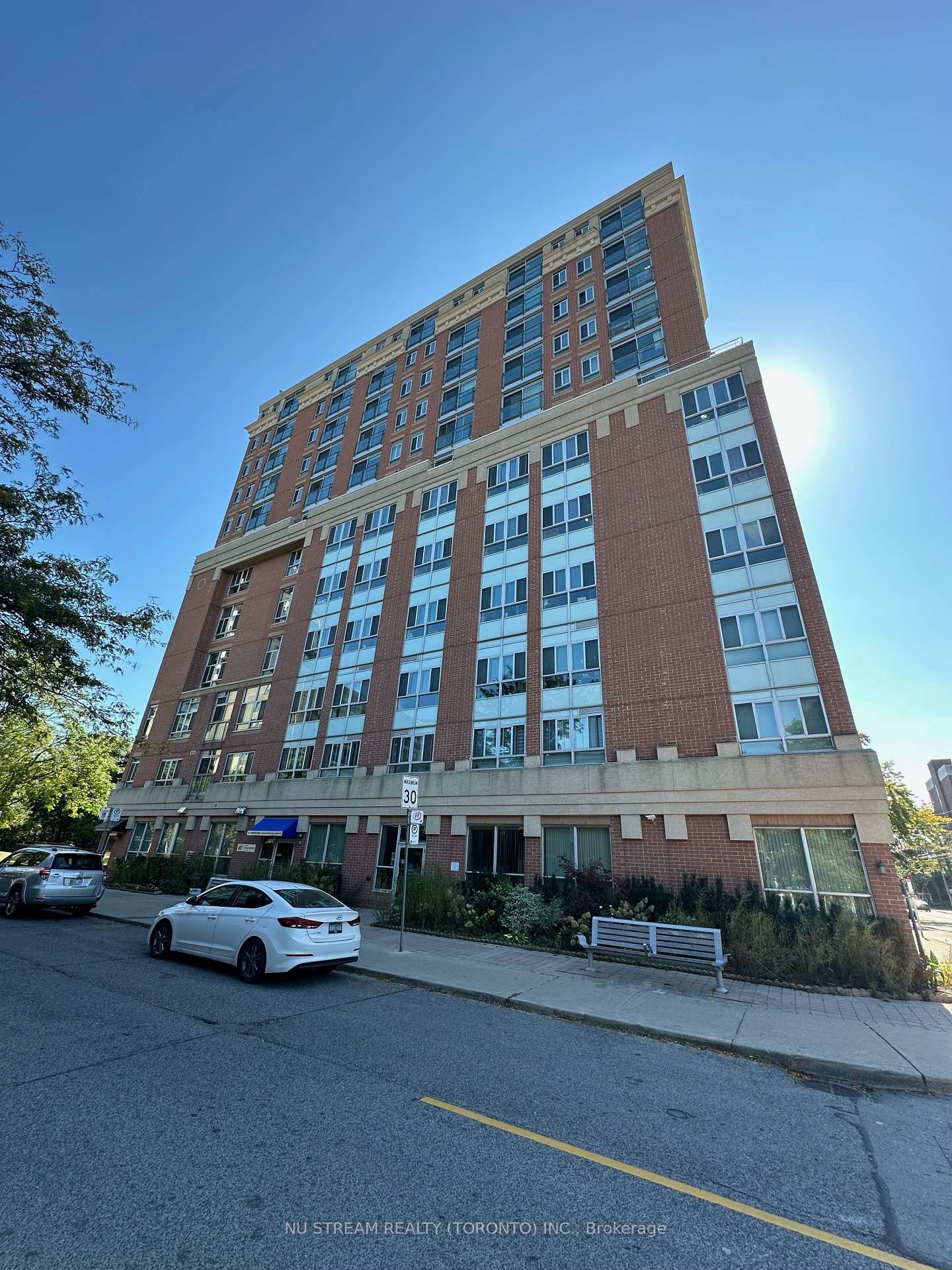 Photo of Unit 910, 15 Maplewood Avenue