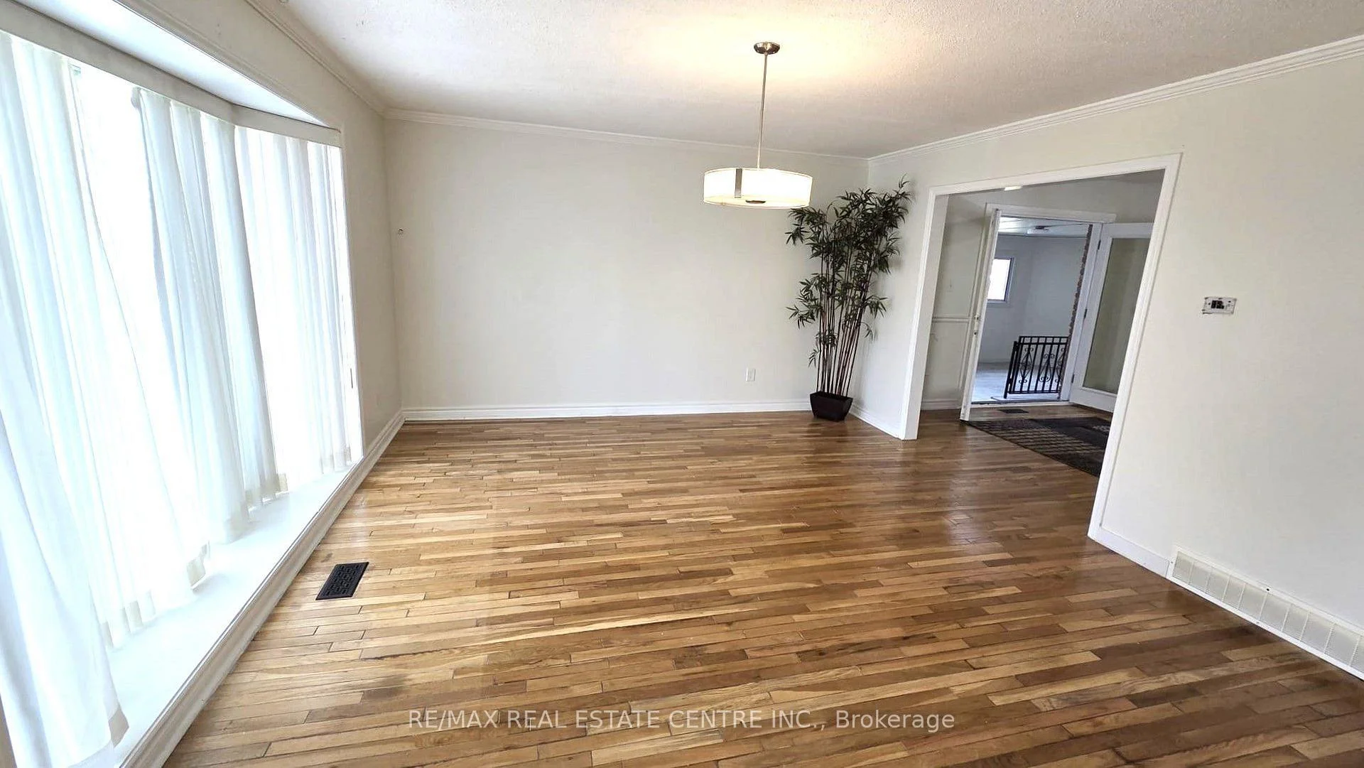 Photo 4 of 20 Ainsworth Street, Hamilton, Stoney Creek Mountain — HOMEH