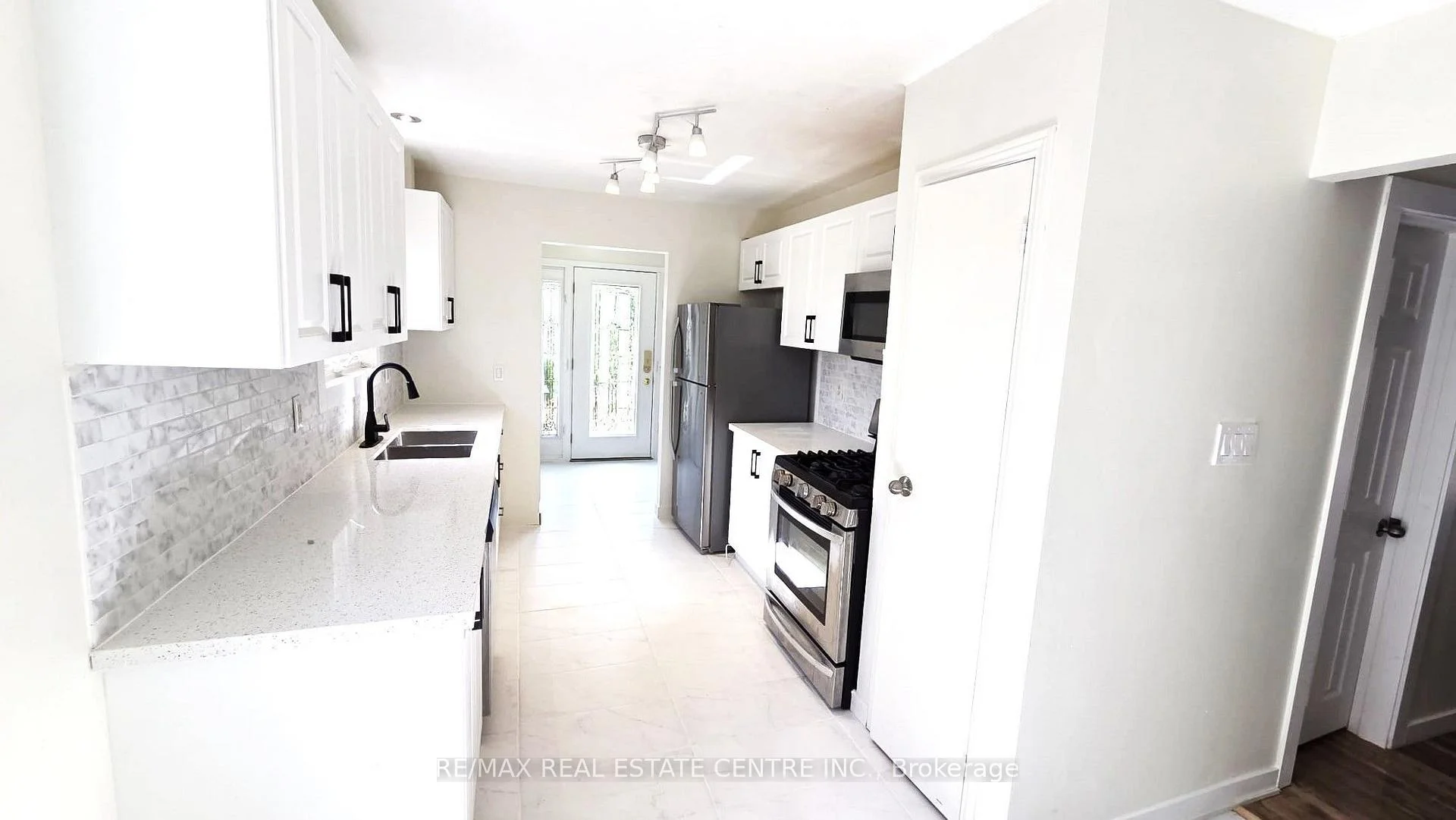 Photo 7 of 20 Ainsworth Street, Hamilton, Stoney Creek Mountain — HOMEH