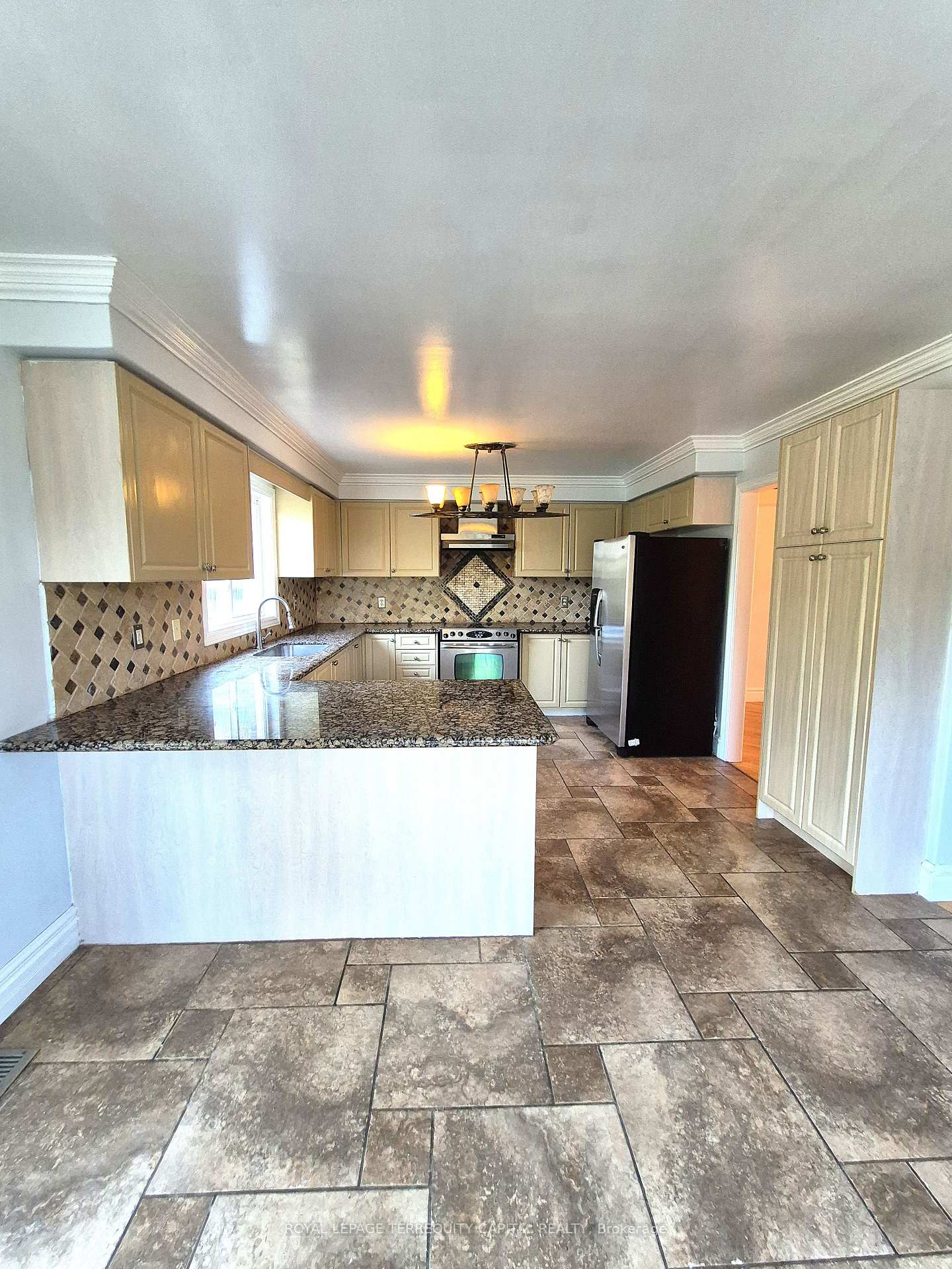 Photo 16 of 1 Northview Crescent, Barrie, Northwest — HOMEH