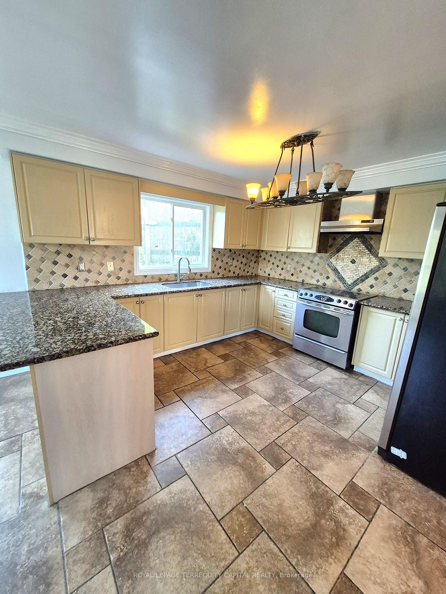 Photo 17 of 1 Northview Crescent, Barrie, Northwest — HOMEH