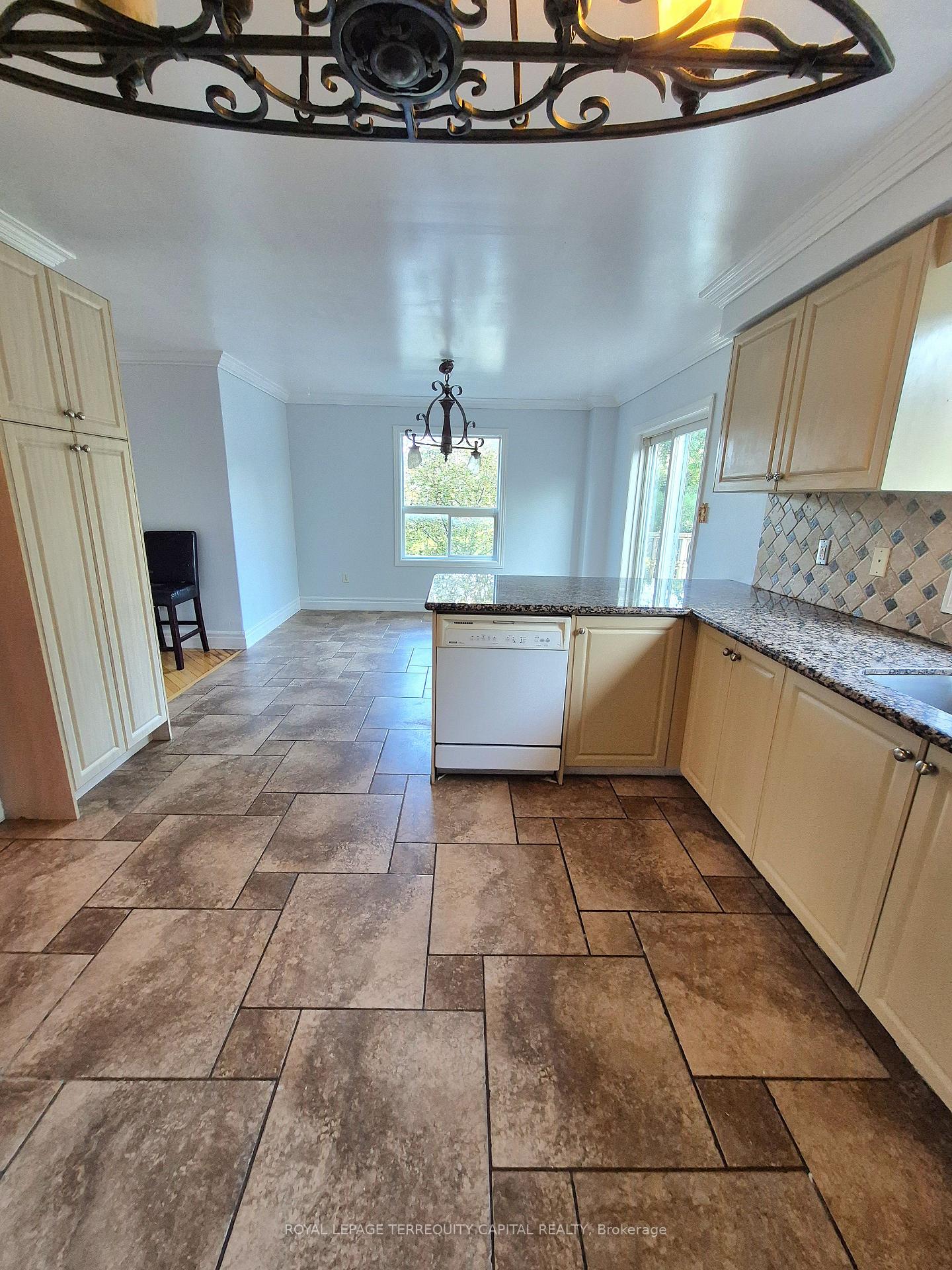 Photo 18 of 1 Northview Crescent, Barrie, Northwest — HOMEH