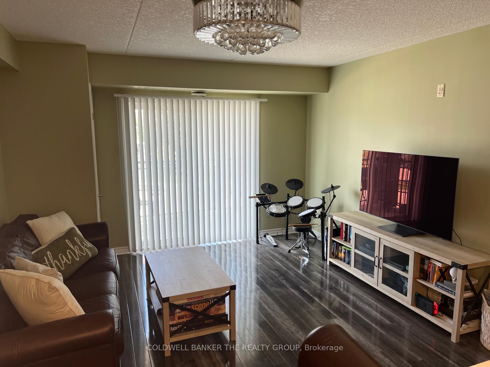 Photo 4 of 37 Goodwin Drive, Guelph, Pineridge/Westminster Woods — HOMEH
