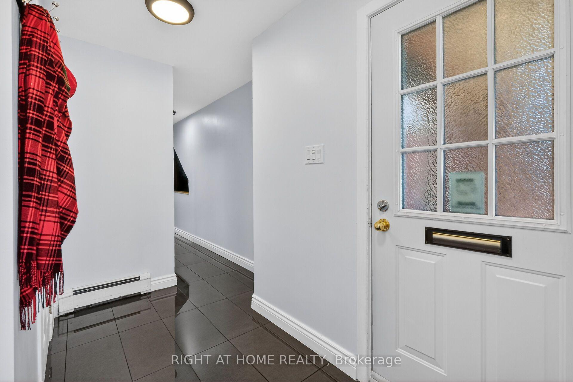 Photo 3 of 43 Crispin Private, Ottawa, Manor Park — HOMEH