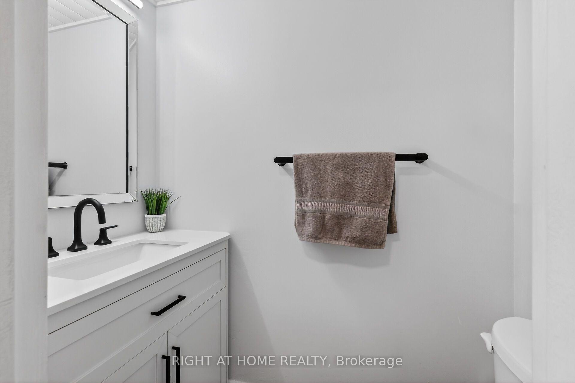 Photo 5 of 43 Crispin Private, Ottawa, Manor Park — HOMEH