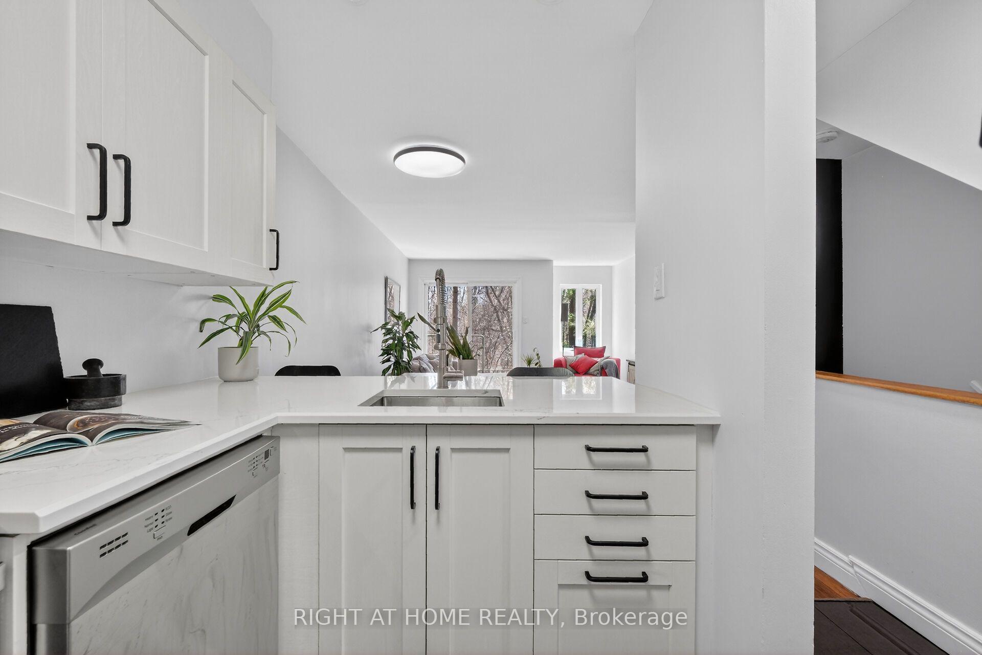 Photo 9 of 43 Crispin Private, Ottawa, Manor Park — HOMEH