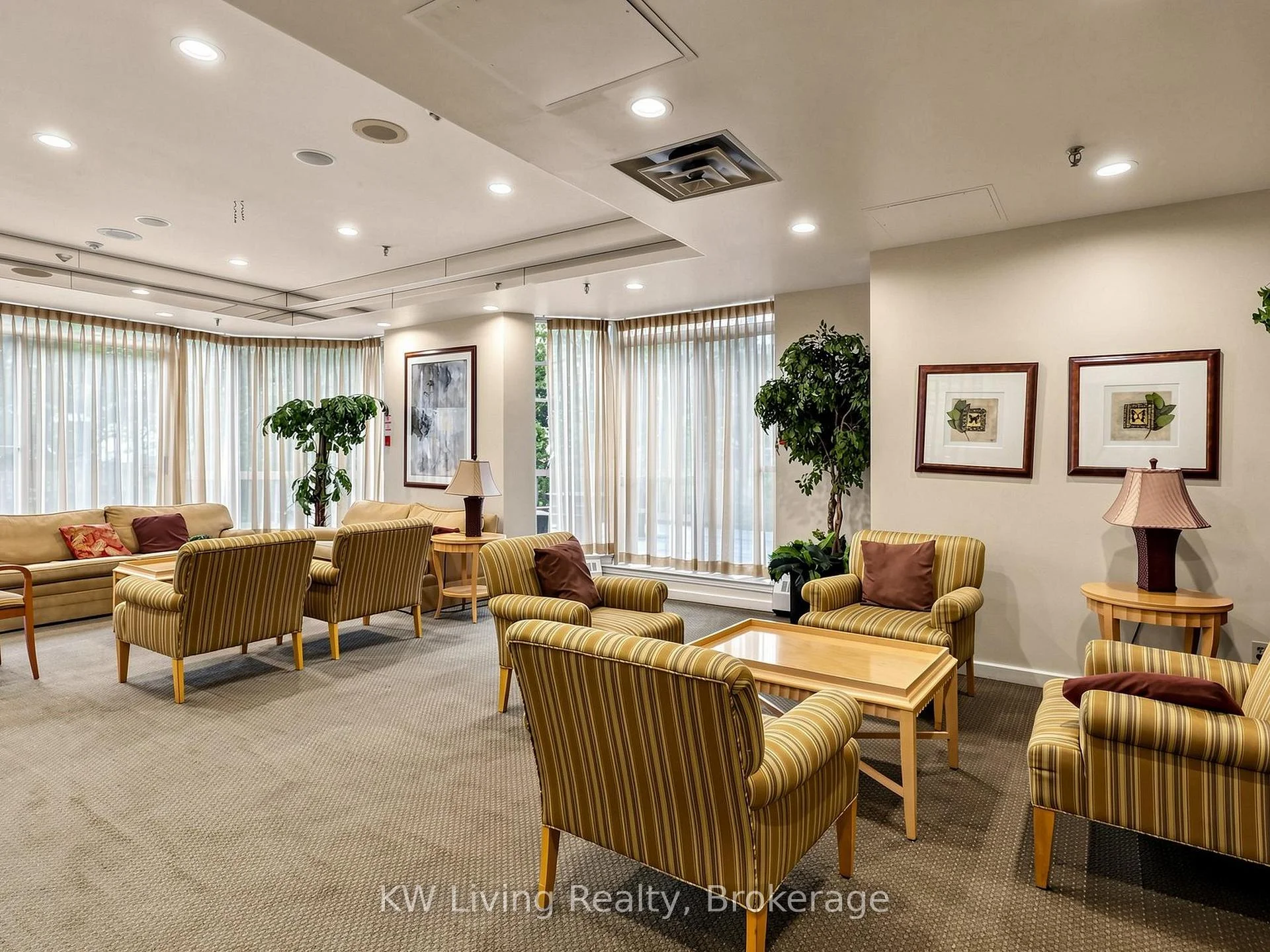 Photo 6 of Unit 811, 3605 Kariya Drive, Mississauga, City Centre — HOMEH