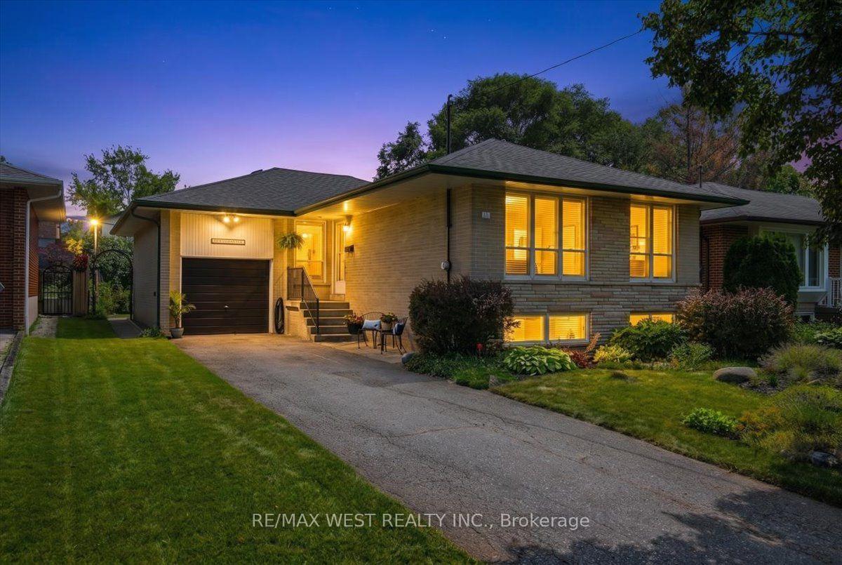 Photo 1 of 19 Decarie Circle, Etobicoke, Eringate-Centennial-West Deane — HOMEH