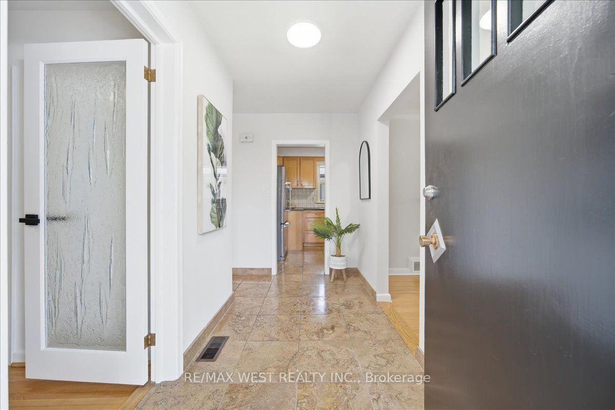 Photo 2 of 19 Decarie Circle, Etobicoke, Eringate-Centennial-West Deane — HOMEH