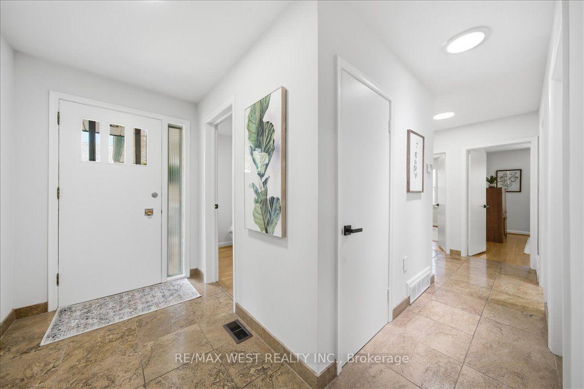 Photo 4 of 19 Decarie Circle, Etobicoke, Eringate-Centennial-West Deane — HOMEH