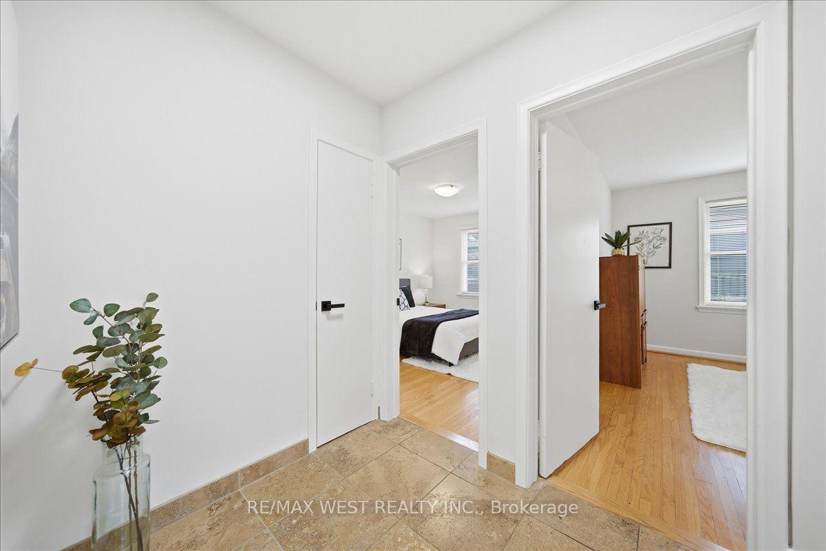 Photo 5 of 19 Decarie Circle, Etobicoke, Eringate-Centennial-West Deane — HOMEH