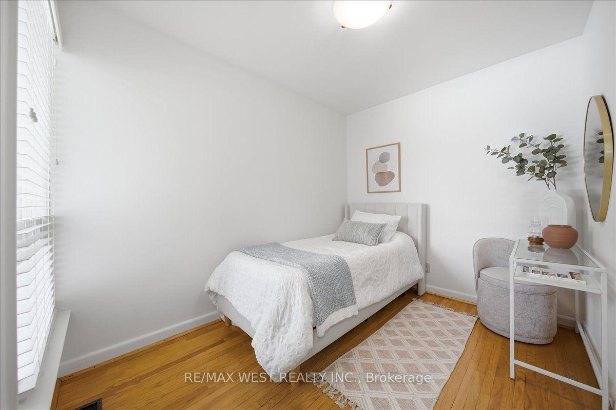 Photo 6 of 19 Decarie Circle, Etobicoke, Eringate-Centennial-West Deane — HOMEH