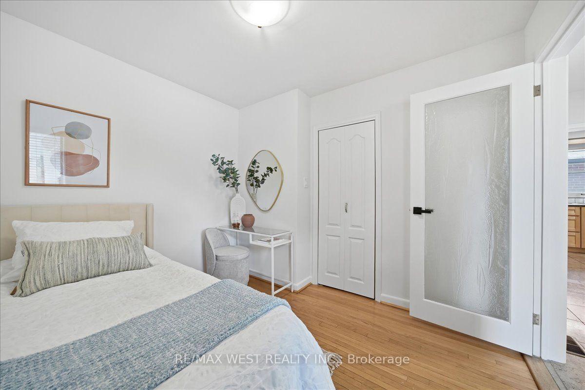 Photo 7 of 19 Decarie Circle, Etobicoke, Eringate-Centennial-West Deane — HOMEH