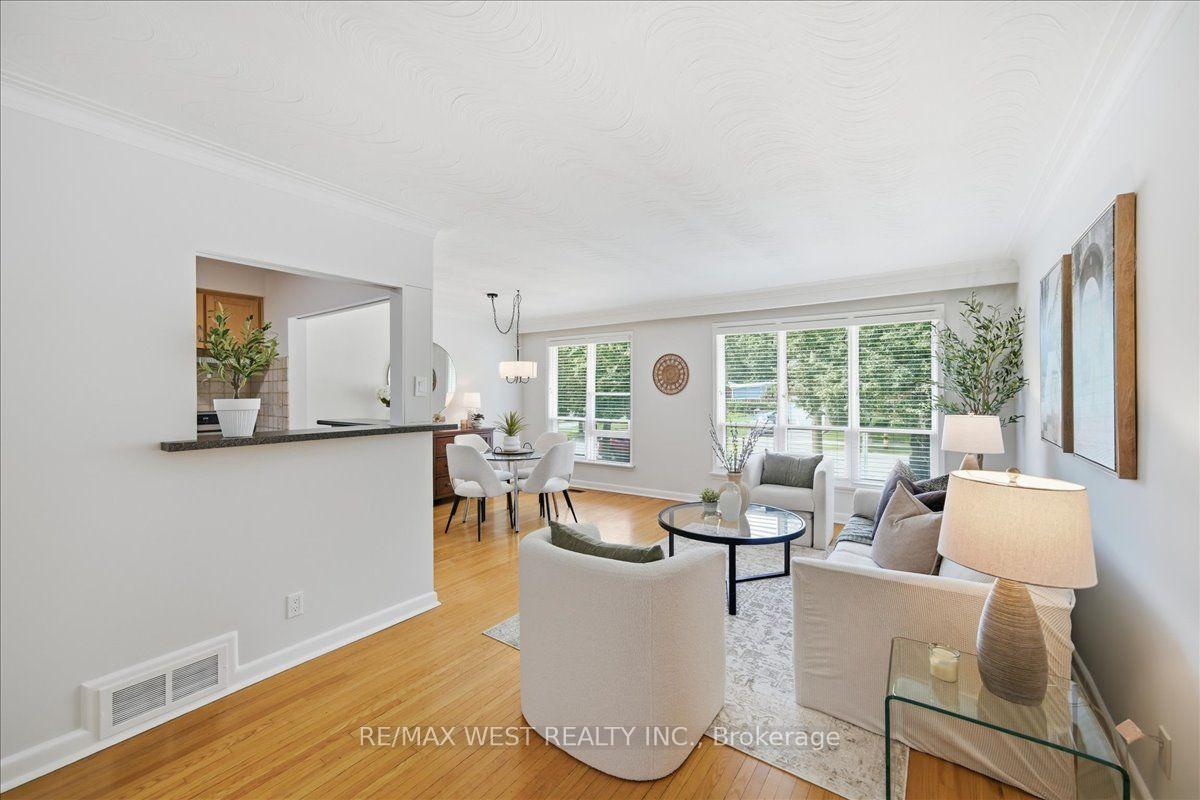 Photo 8 of 19 Decarie Circle, Etobicoke, Eringate-Centennial-West Deane — HOMEH