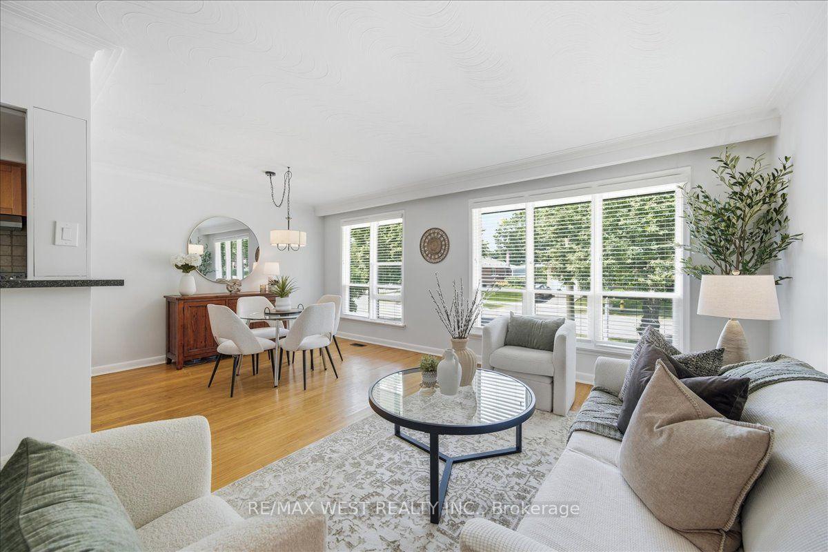 Photo 9 of 19 Decarie Circle, Etobicoke, Eringate-Centennial-West Deane — HOMEH