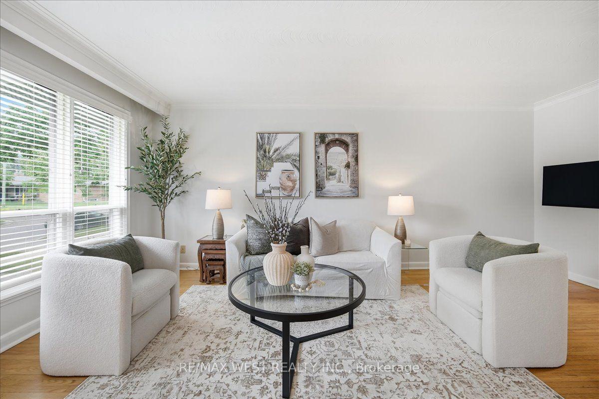 Photo 10 of 19 Decarie Circle, Etobicoke, Eringate-Centennial-West Deane — HOMEH